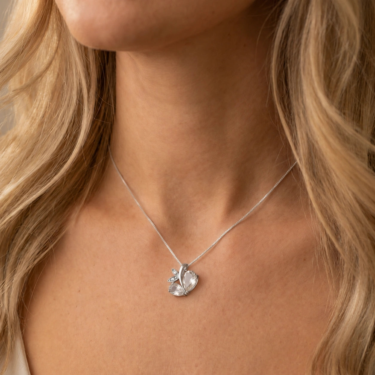 White Gold Pendant Necklace Garnet 10K — Adelaide