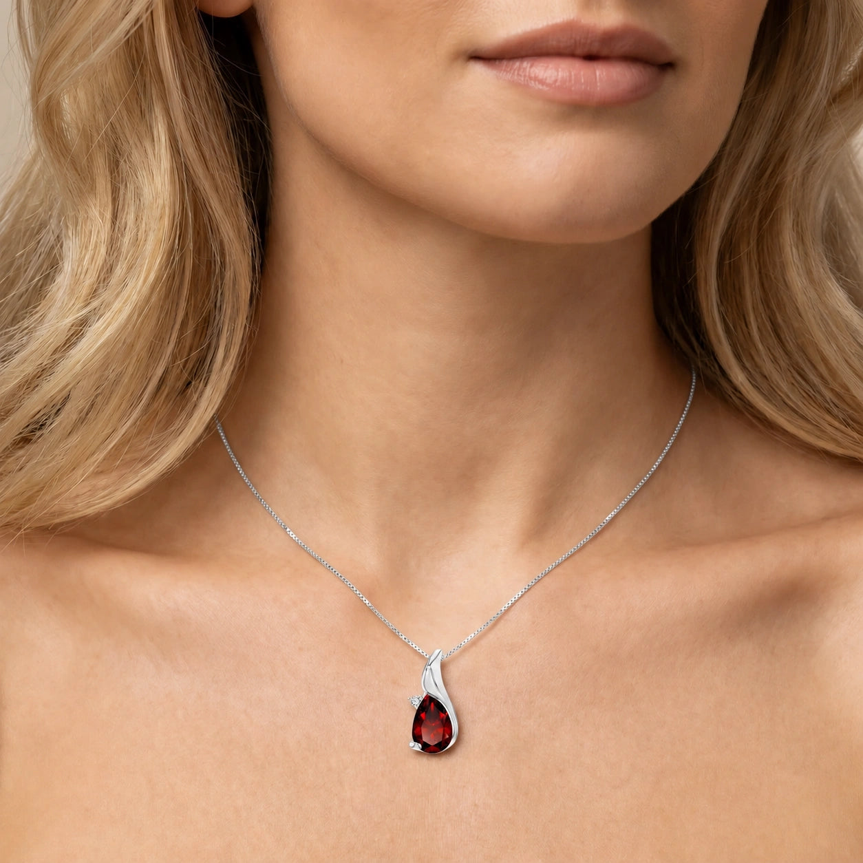White Gold Garnet & Diamond — Narcisa