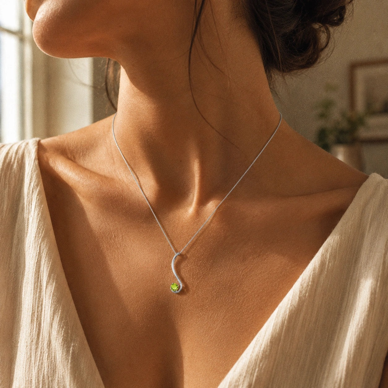 White Gold Aura Necklace Peridot 10K — Clementina