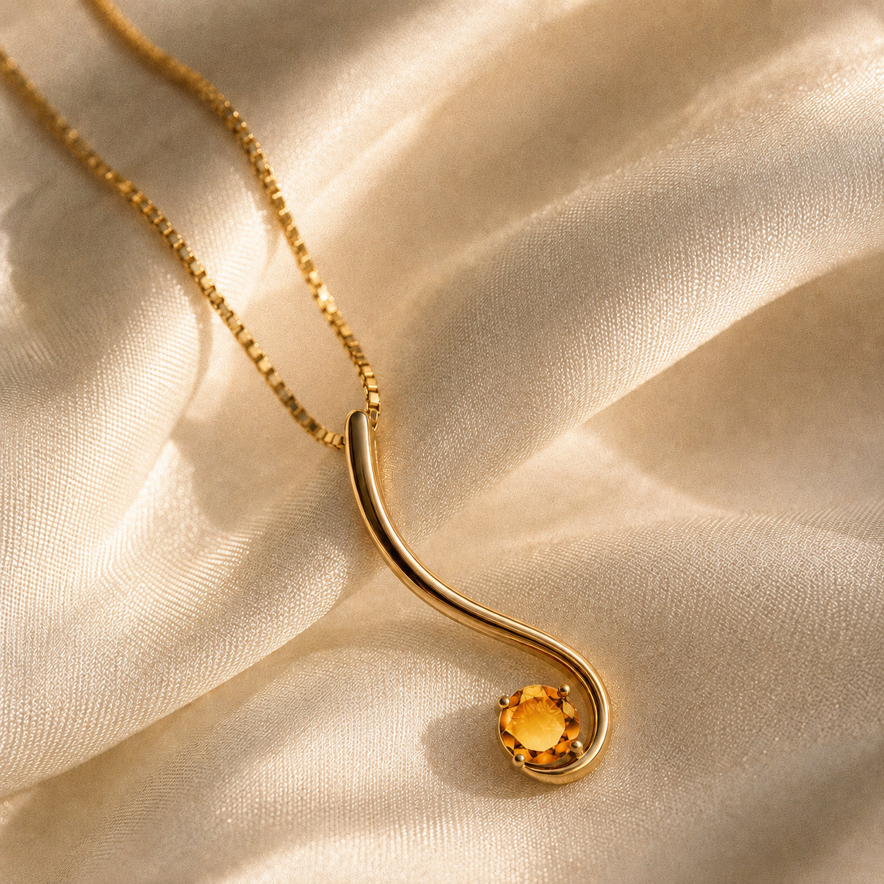 Yellow Gold Aura Necklace Emerald 10K — Clementina