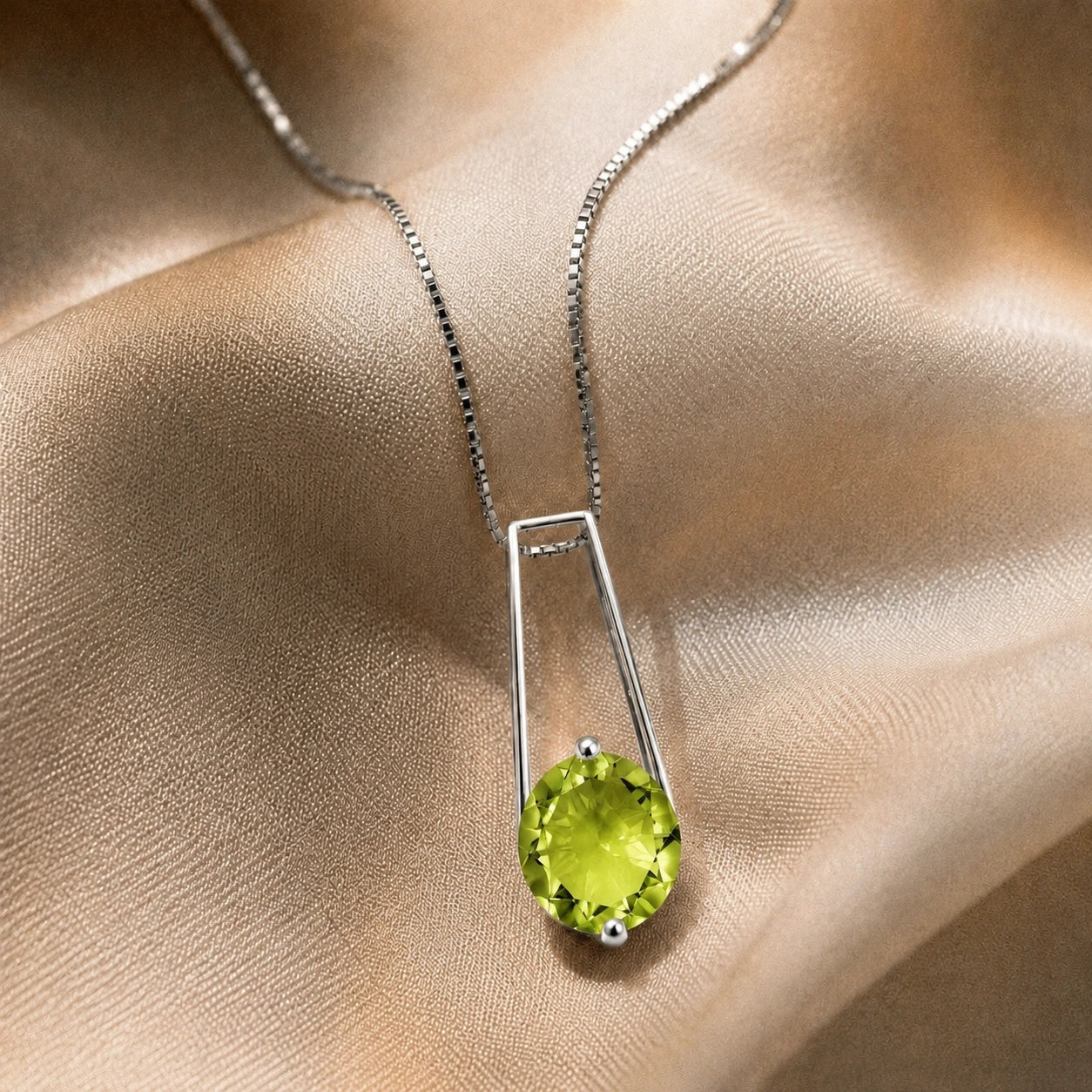 White Gold Bloom Necklace Peridot 10K — Bruna