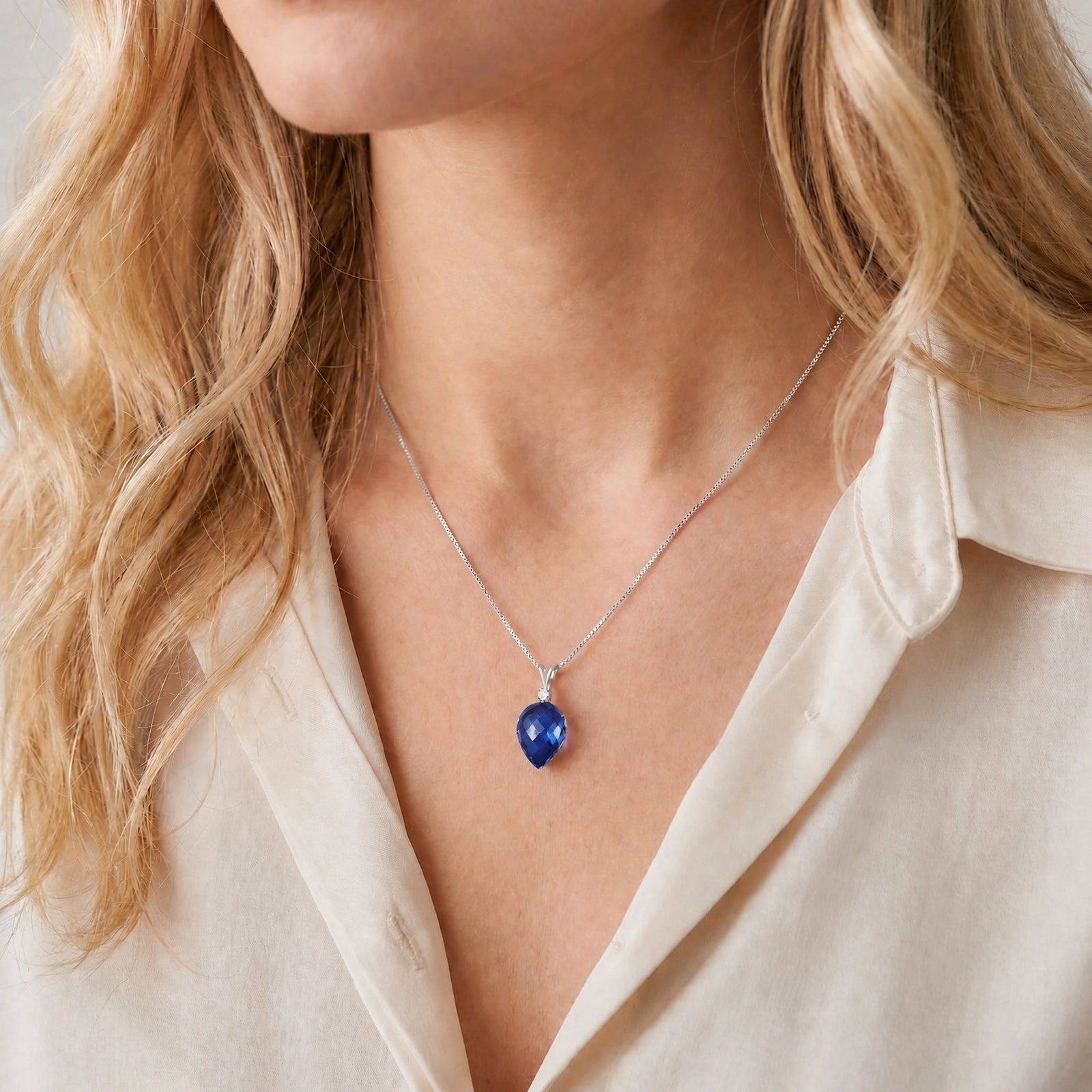 White Gold Pendant Necklace Emerald 10K — Ornella