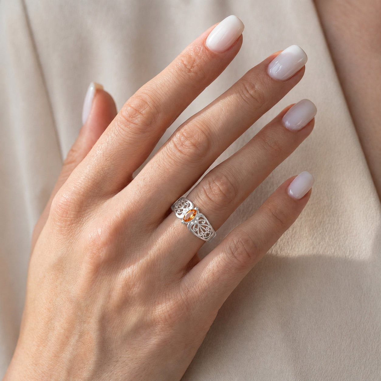 White Gold Petal Ring Peridot 10K — Penelope