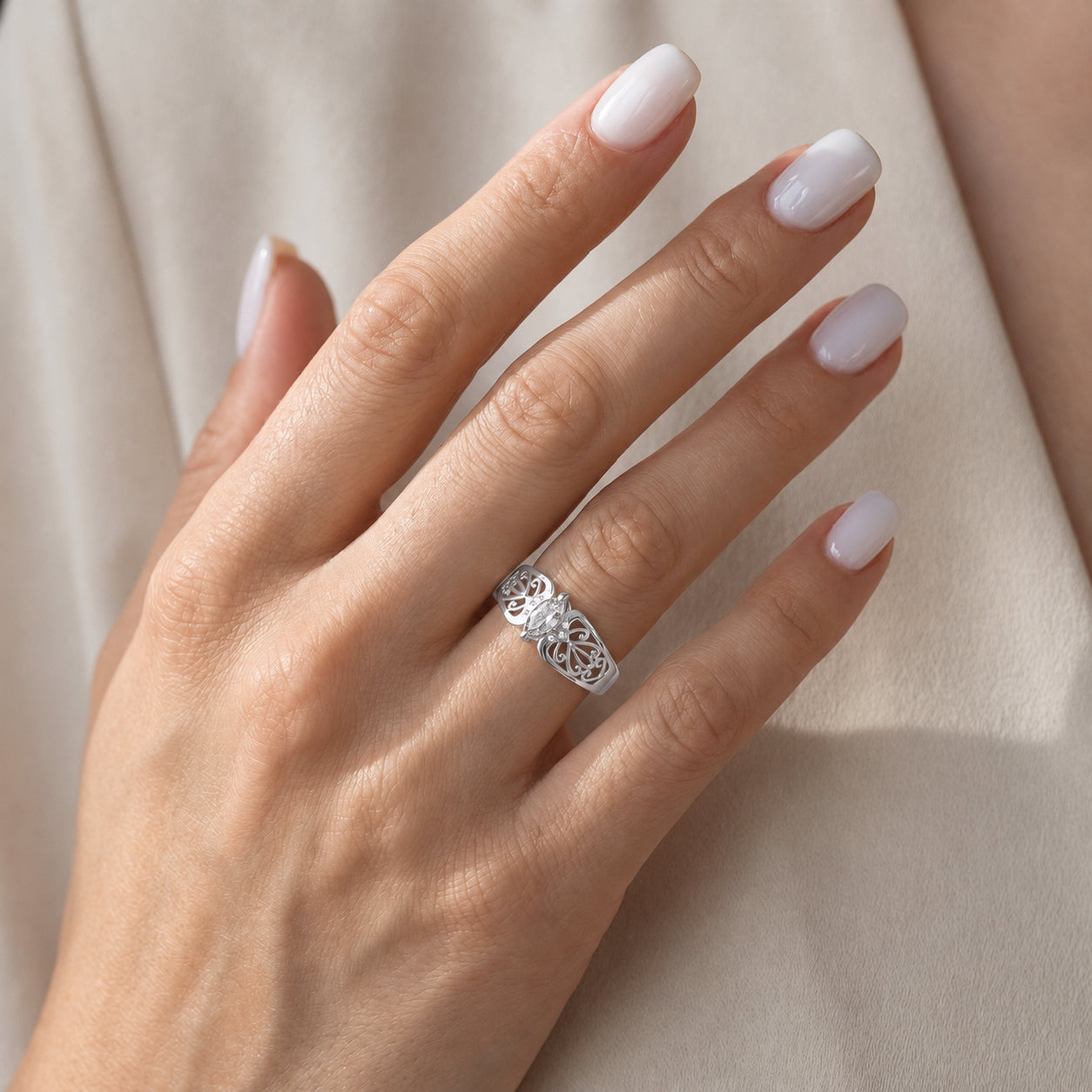 White Gold Petal Ring Emerald 10K — Penelope