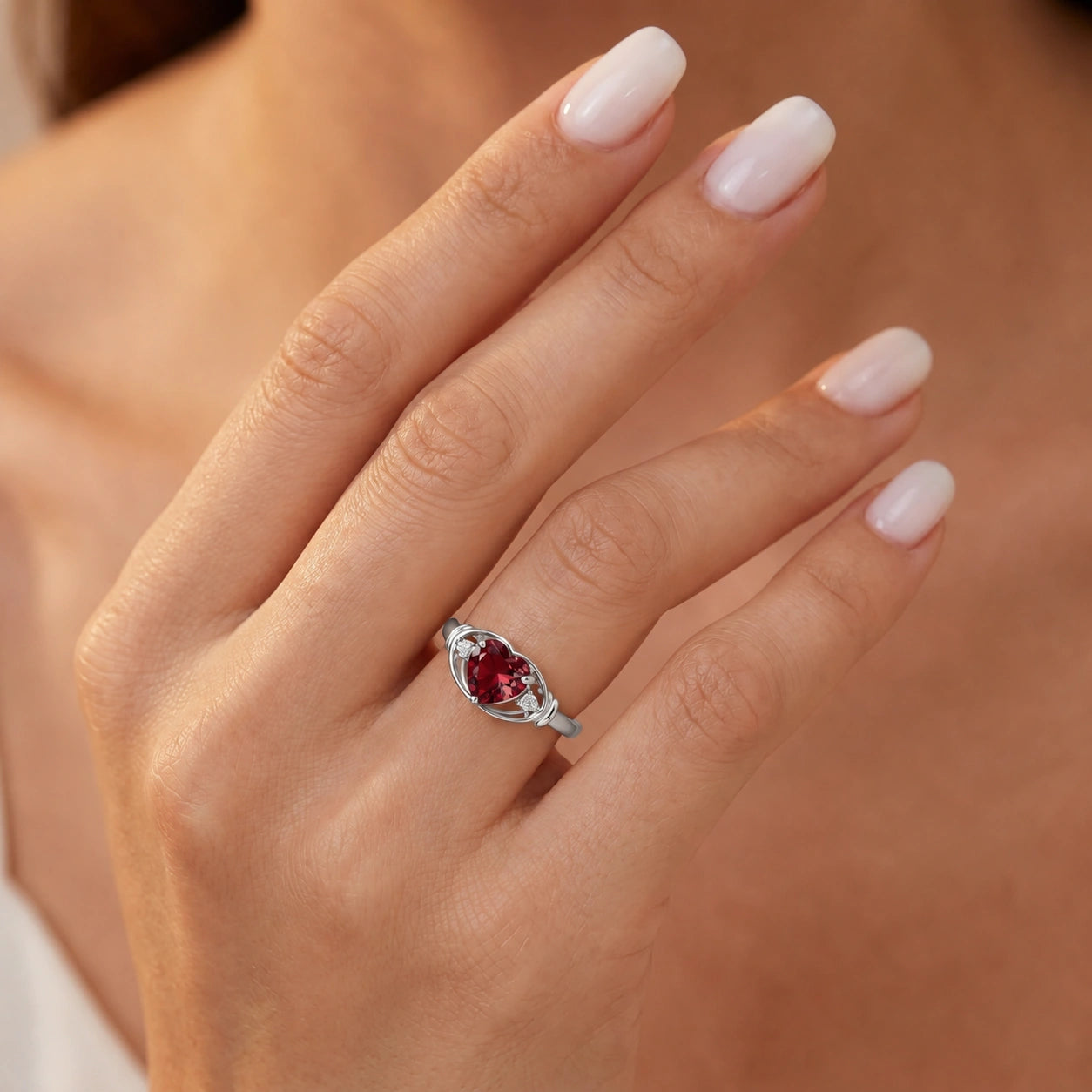 White Gold Belle Ring Garnet 10K — Pierina