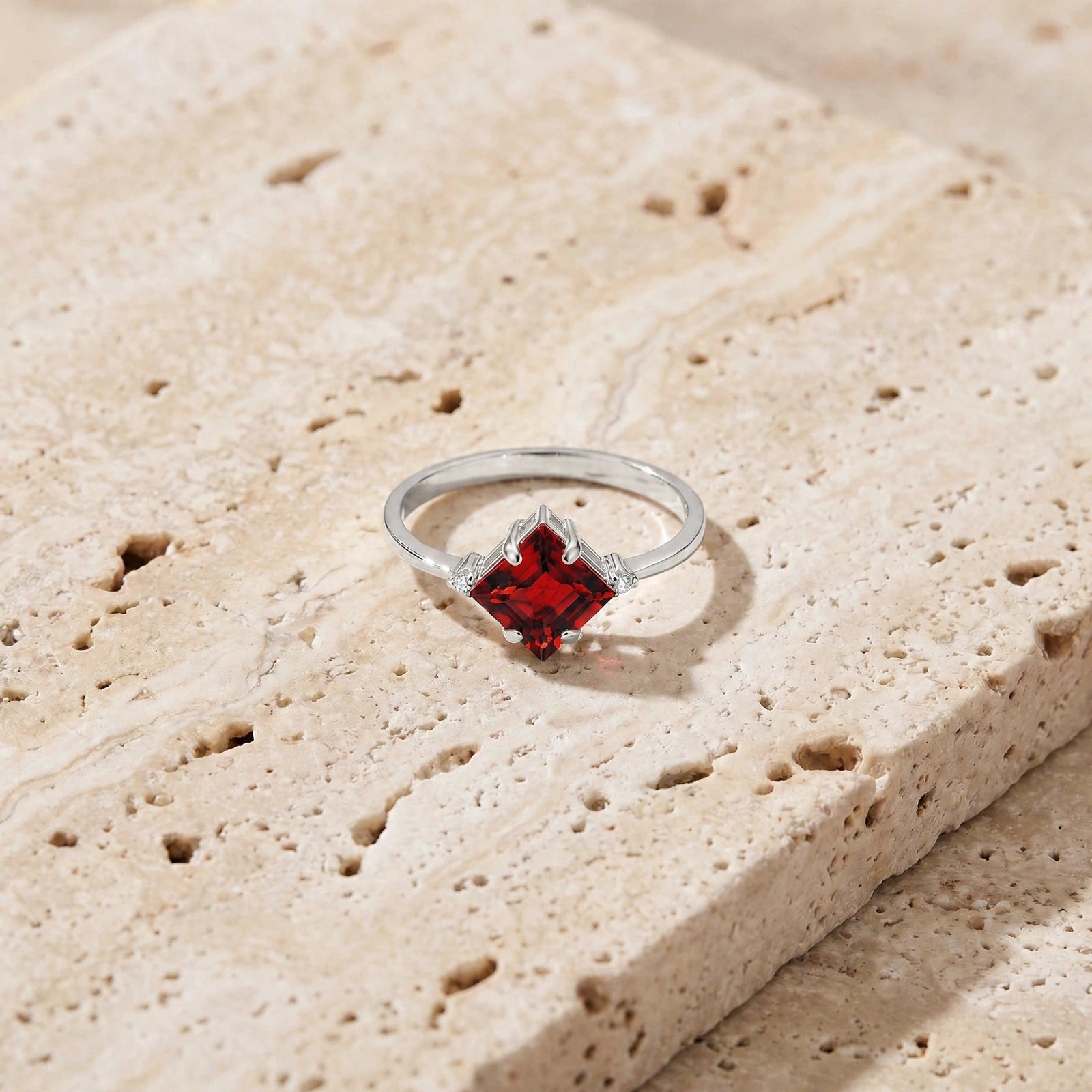 White Gold Belle Ring Garnet 10K — Luciana