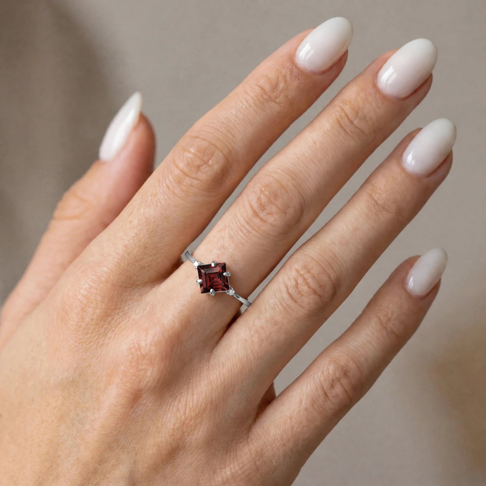 White Gold Belle Ring Garnet 10K — Luciana