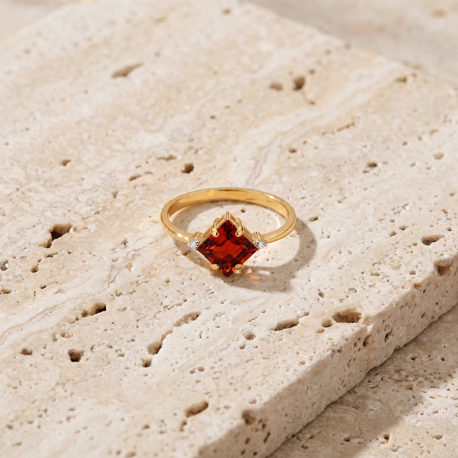 Yellow Gold Belle Ring Garnet 10K — Luciana