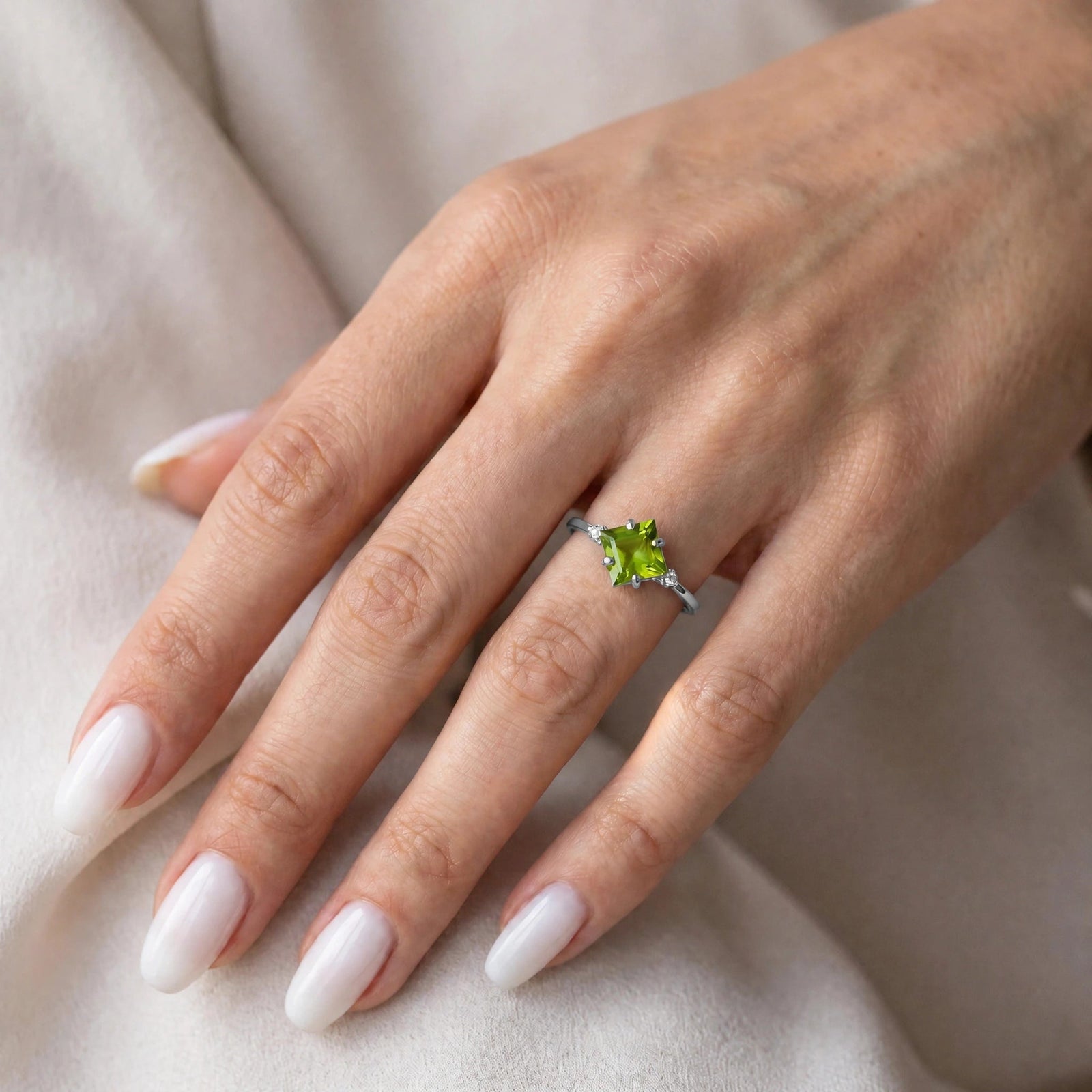 White Gold Belle Ring Peridot 10K — Luciana