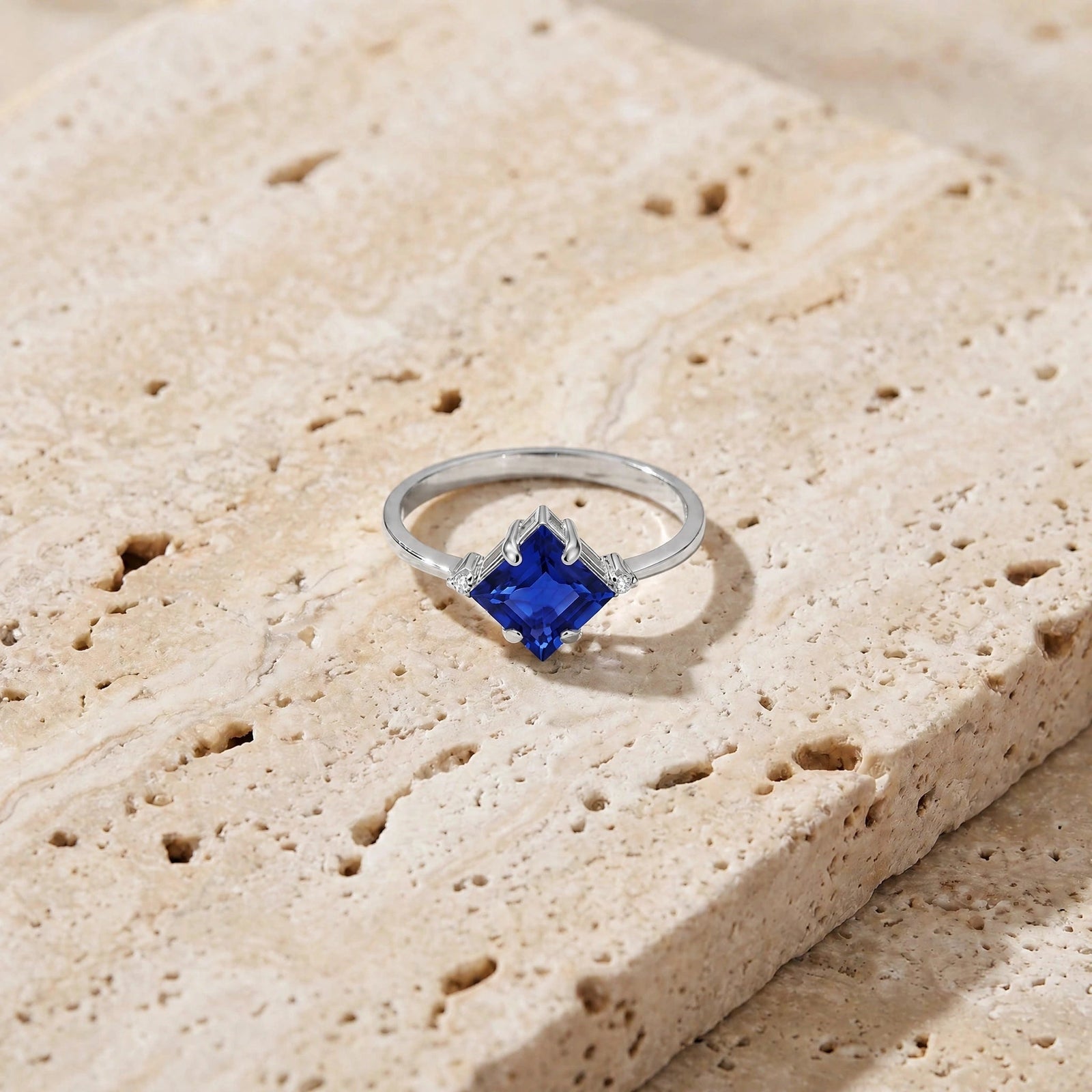 White Gold Belle Ring Sapphire 10K — Luciana