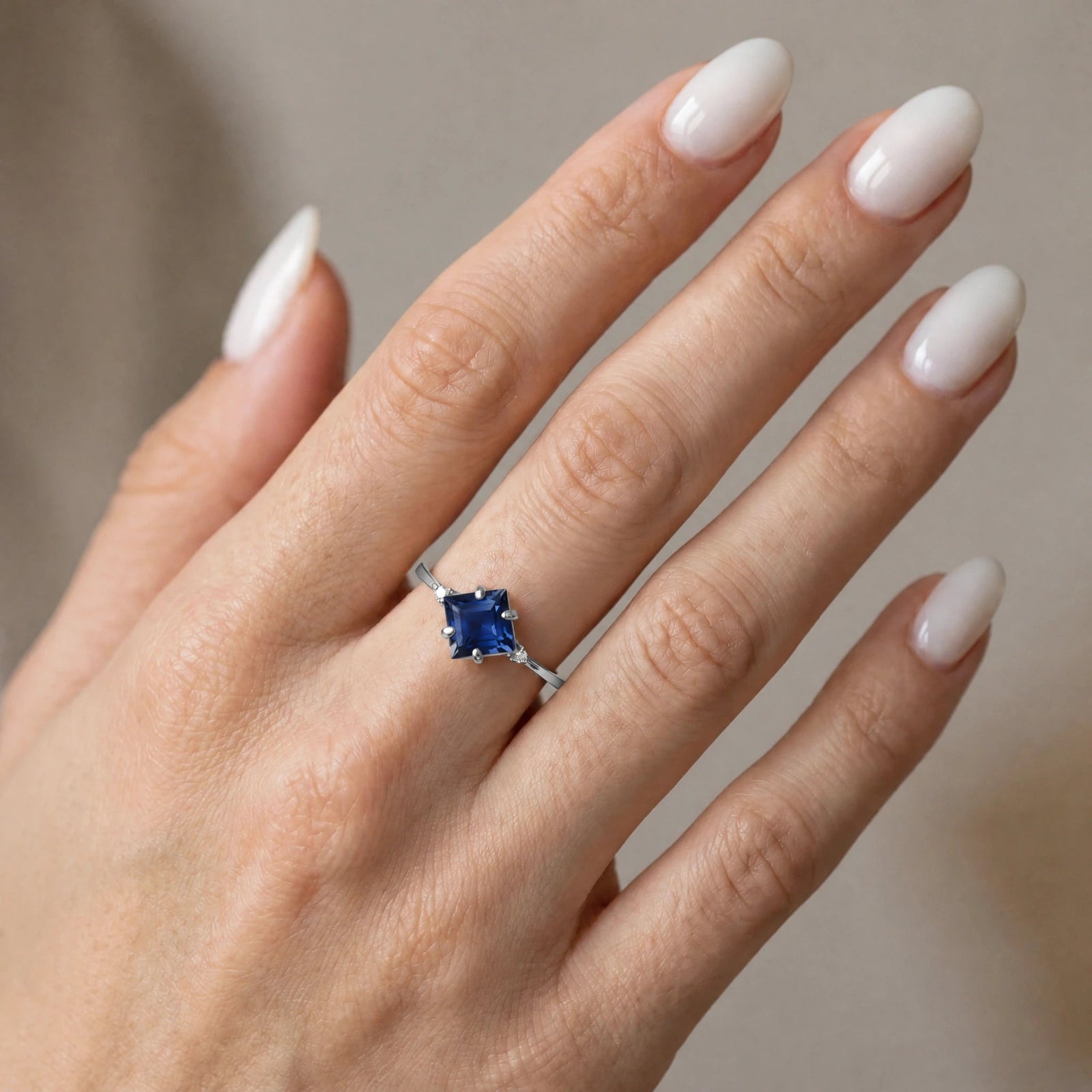 White Gold Belle Ring Sapphire 10K — Luciana