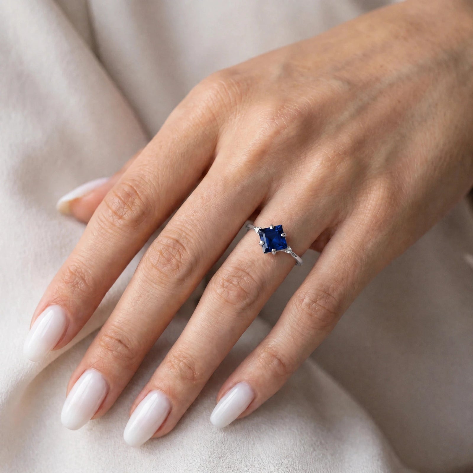 White Gold Belle Ring Sapphire 10K — Luciana