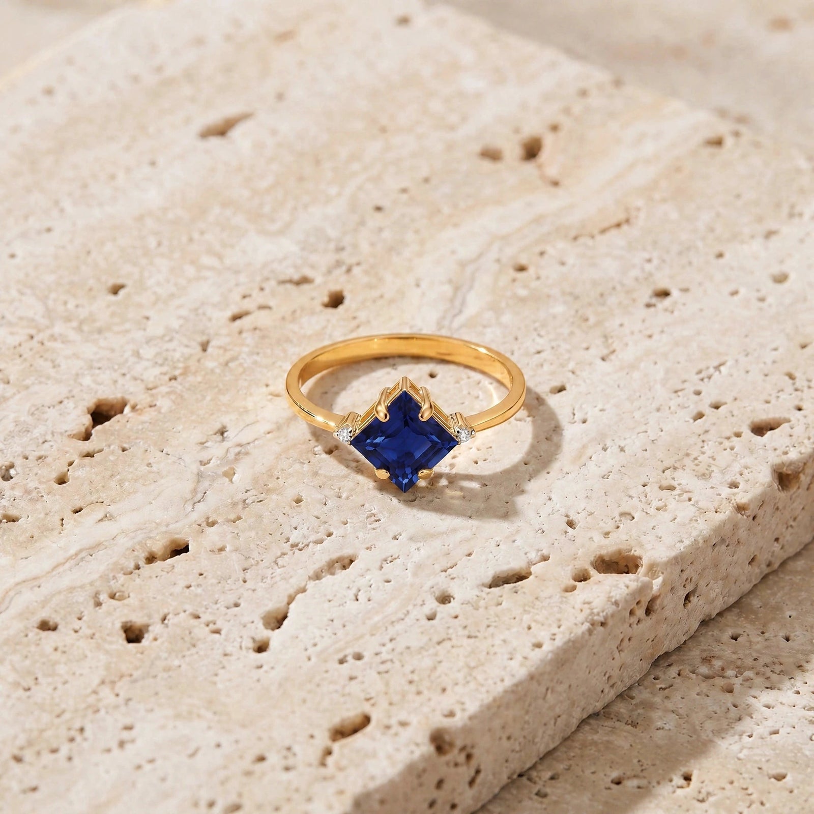Yellow Gold Belle Ring Sapphire 10K — Luciana