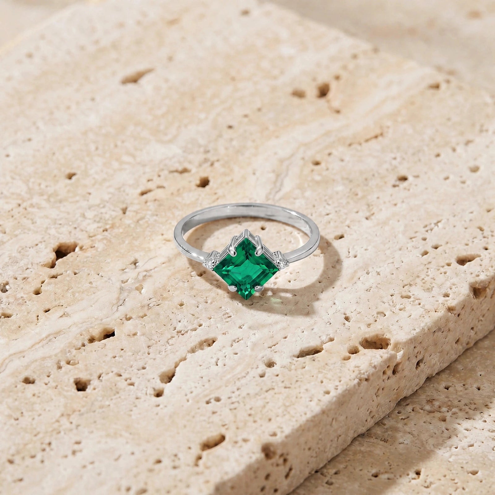 White Gold Belle Ring Emerald 10K — Luciana