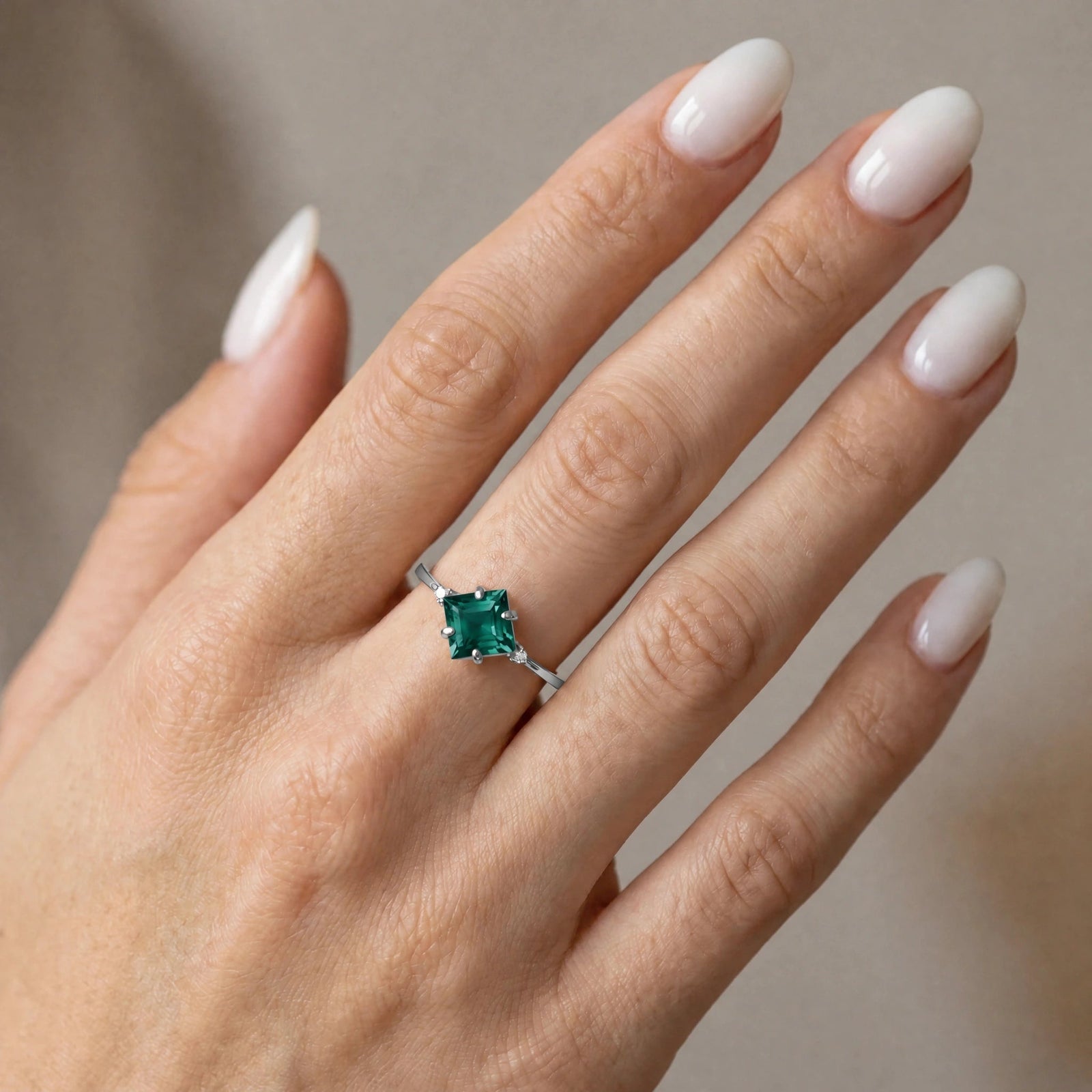 White Gold Belle Ring Emerald 10K — Luciana