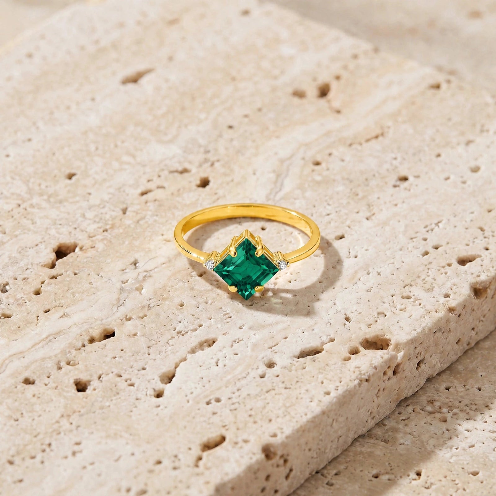 Yellow Gold Belle Ring Emerald 10K — Luciana