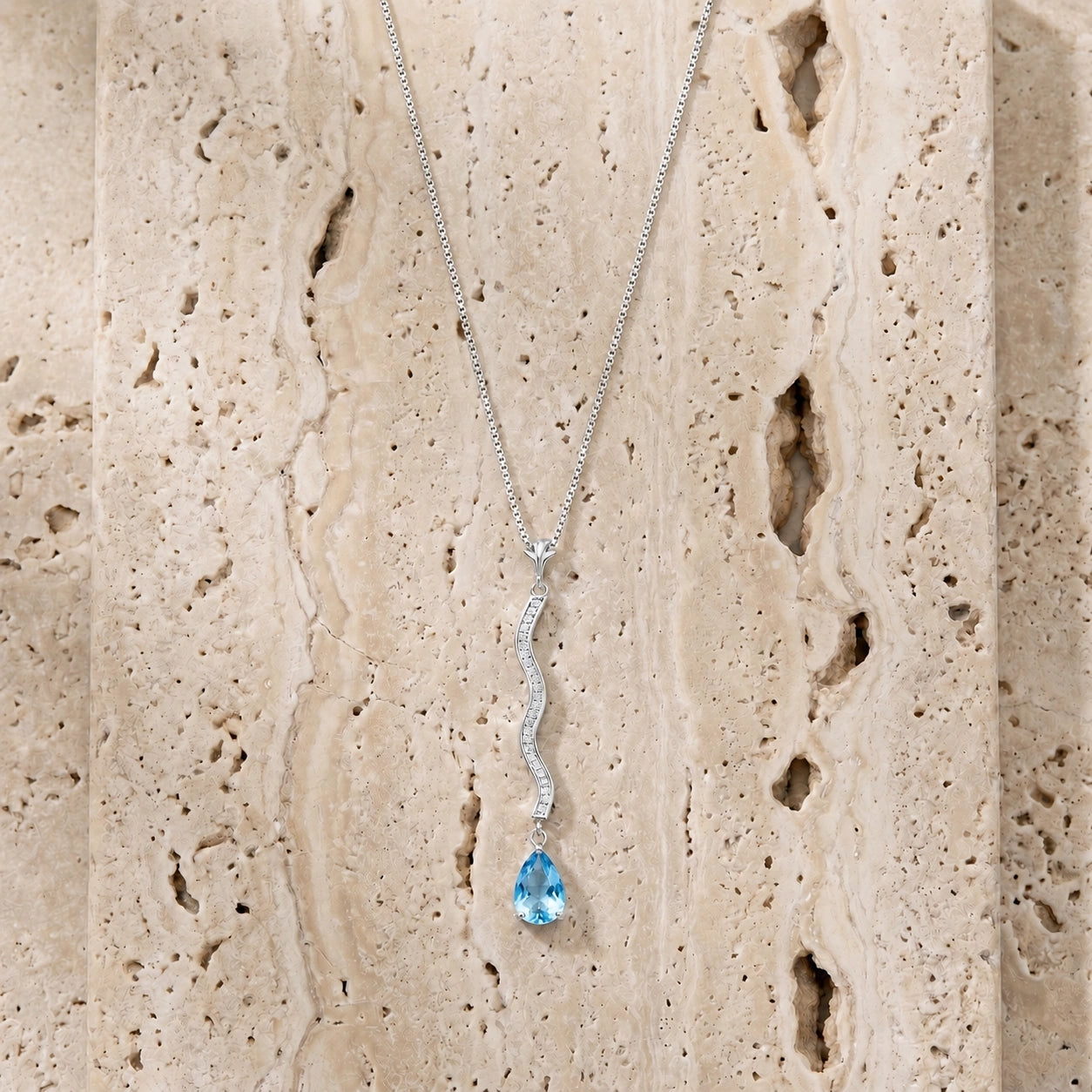 White Gold Heritage Necklace Blue Topaz 10K — Aurora