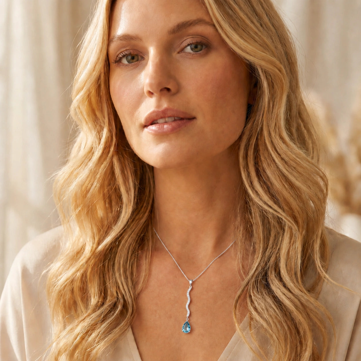 White Gold Heritage Necklace Blue Topaz 10K — Aurora