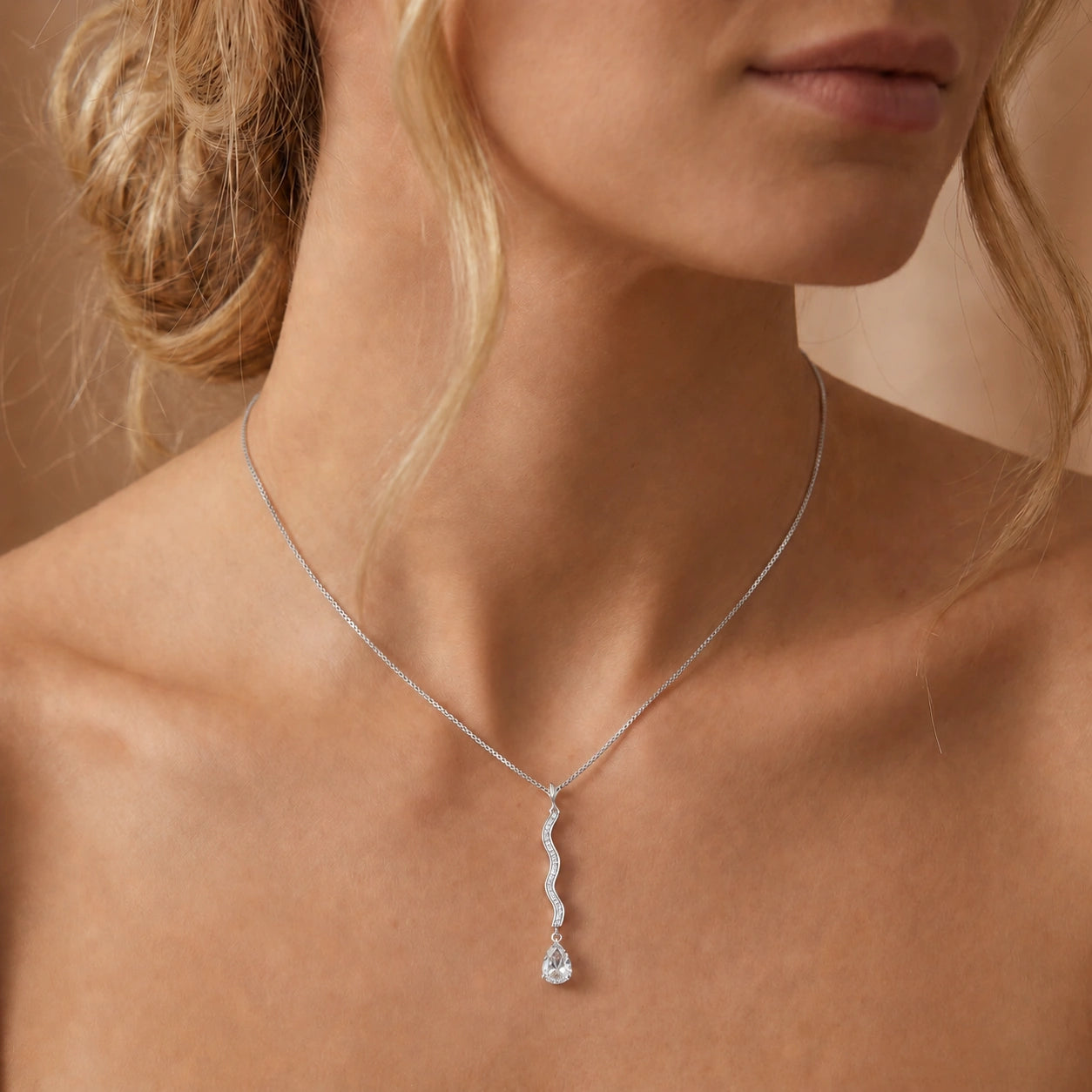White Gold Heritage Necklace White Topaz 10K — Aurora
