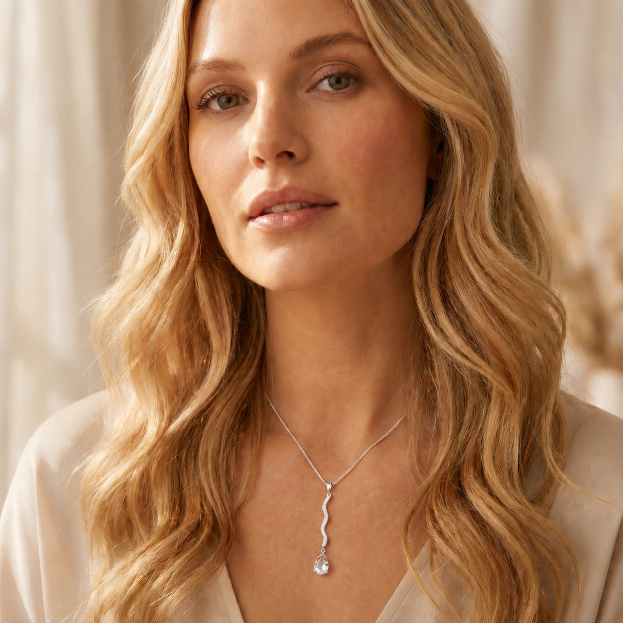 White Gold Heritage Necklace White Topaz 10K — Aurora