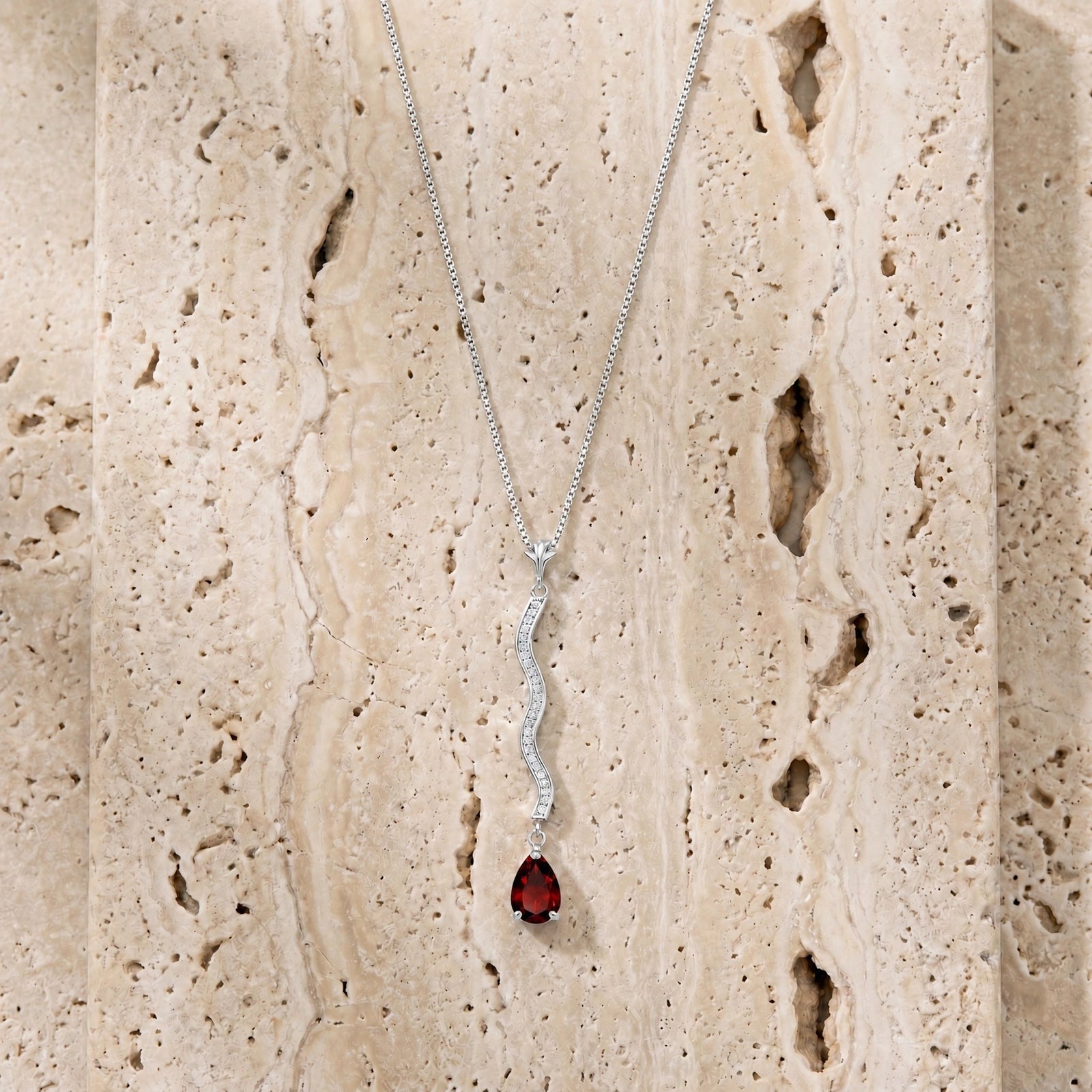 White Gold Heritage Necklace Garnet 10K — Aurora