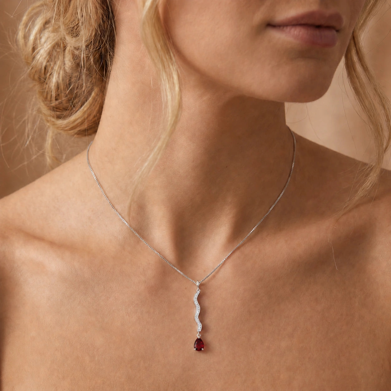 White Gold Heritage Necklace Garnet 10K — Aurora