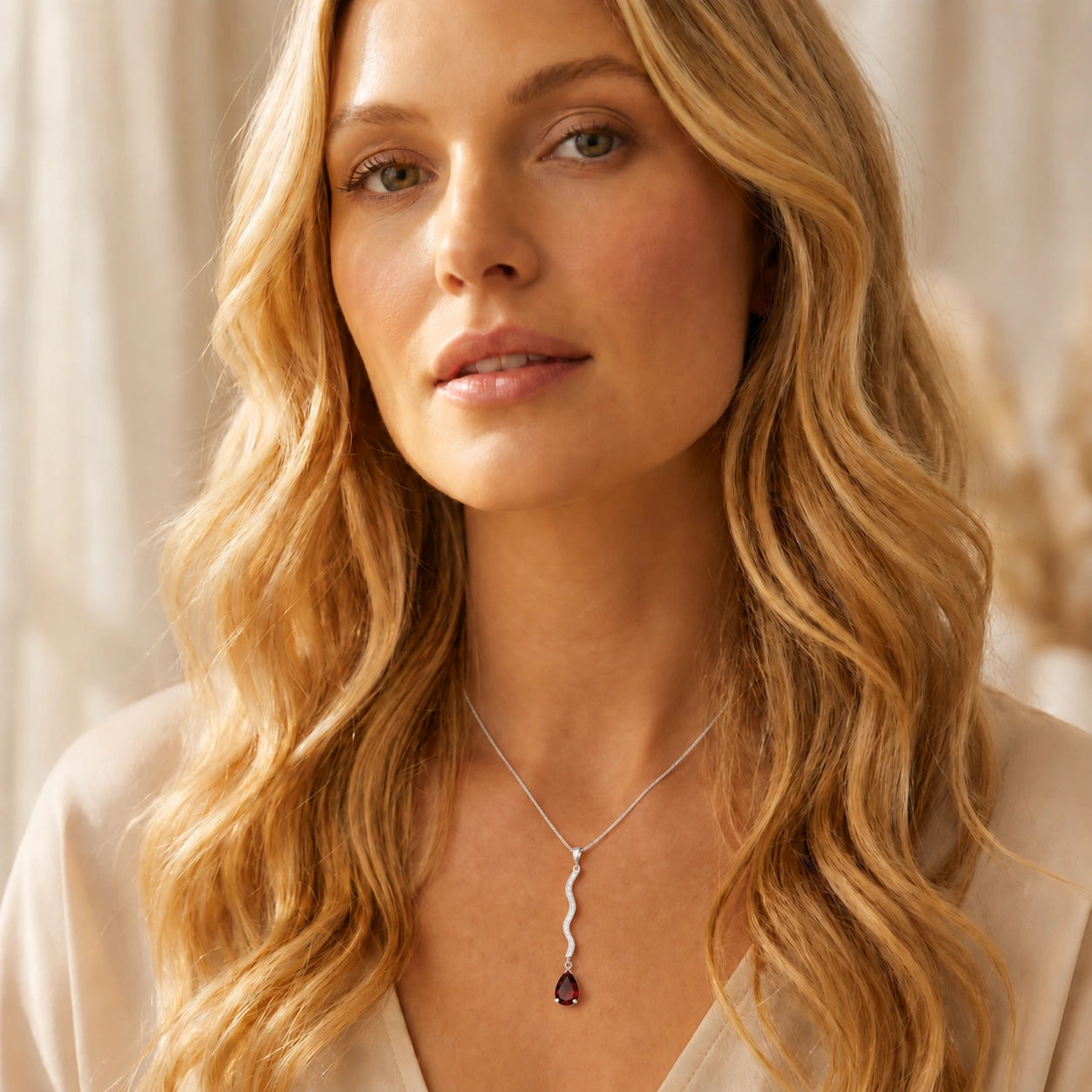 White Gold Heritage Necklace Garnet 10K — Aurora
