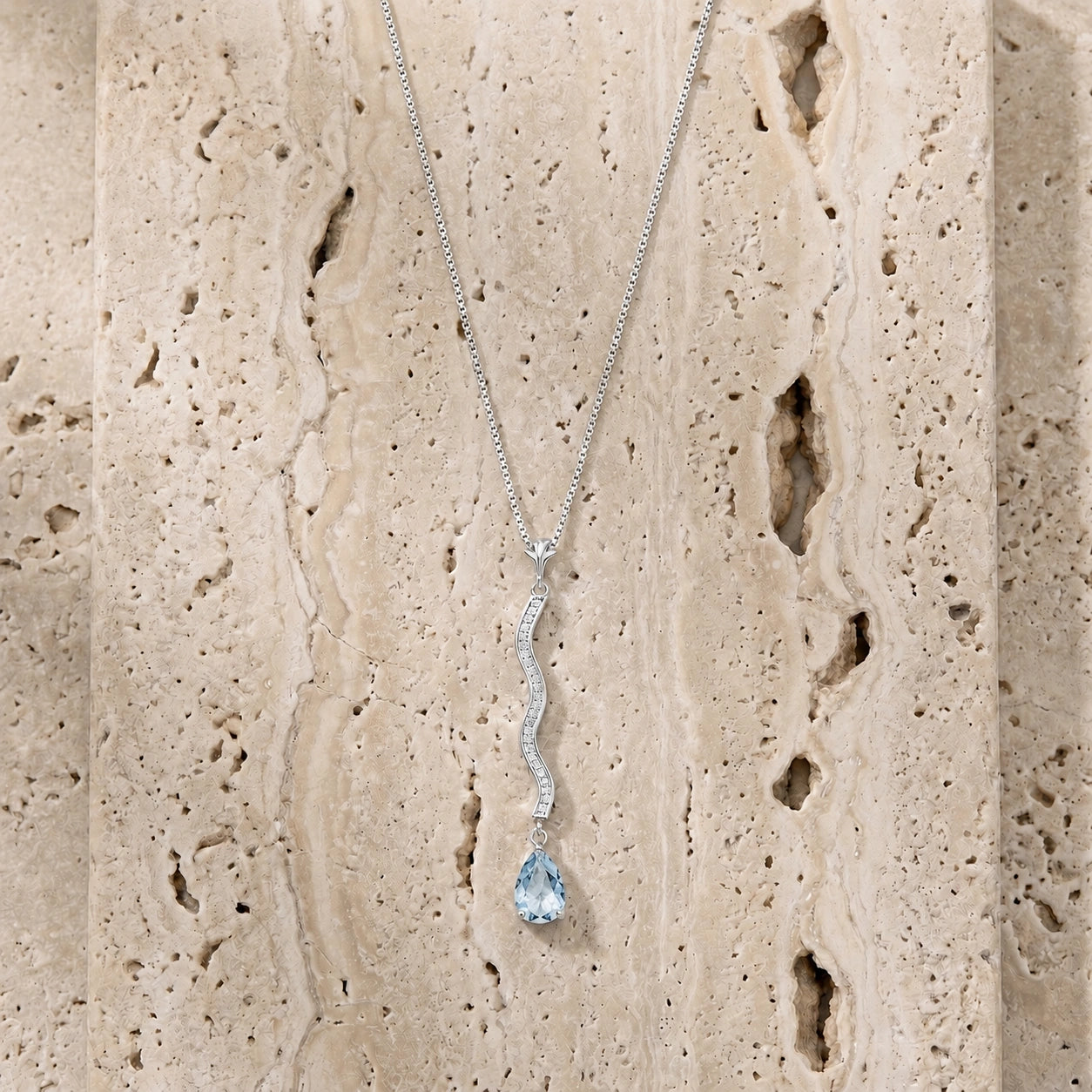 White Gold Heritage Necklace Aquamarine 10K — Aurora