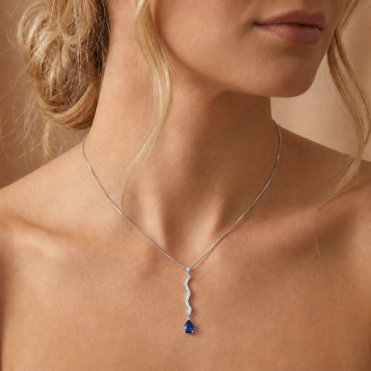 White Gold Heritage Necklace Sapphire 10K — Aurora