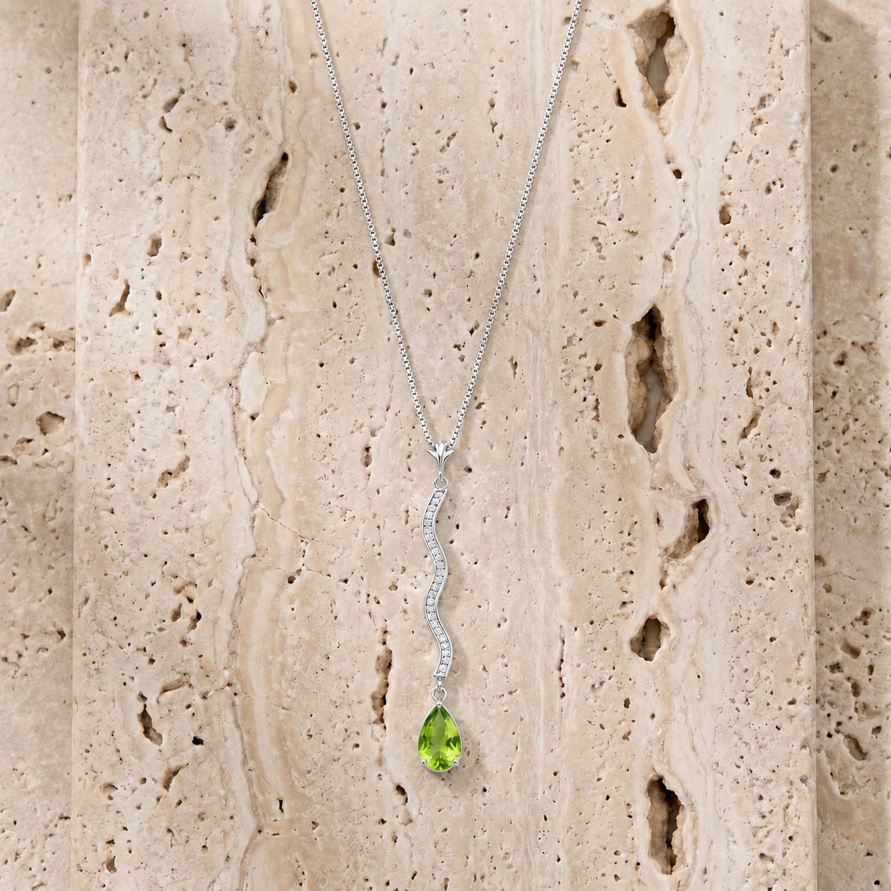 White Gold Heritage Necklace Peridot 10K — Aurora