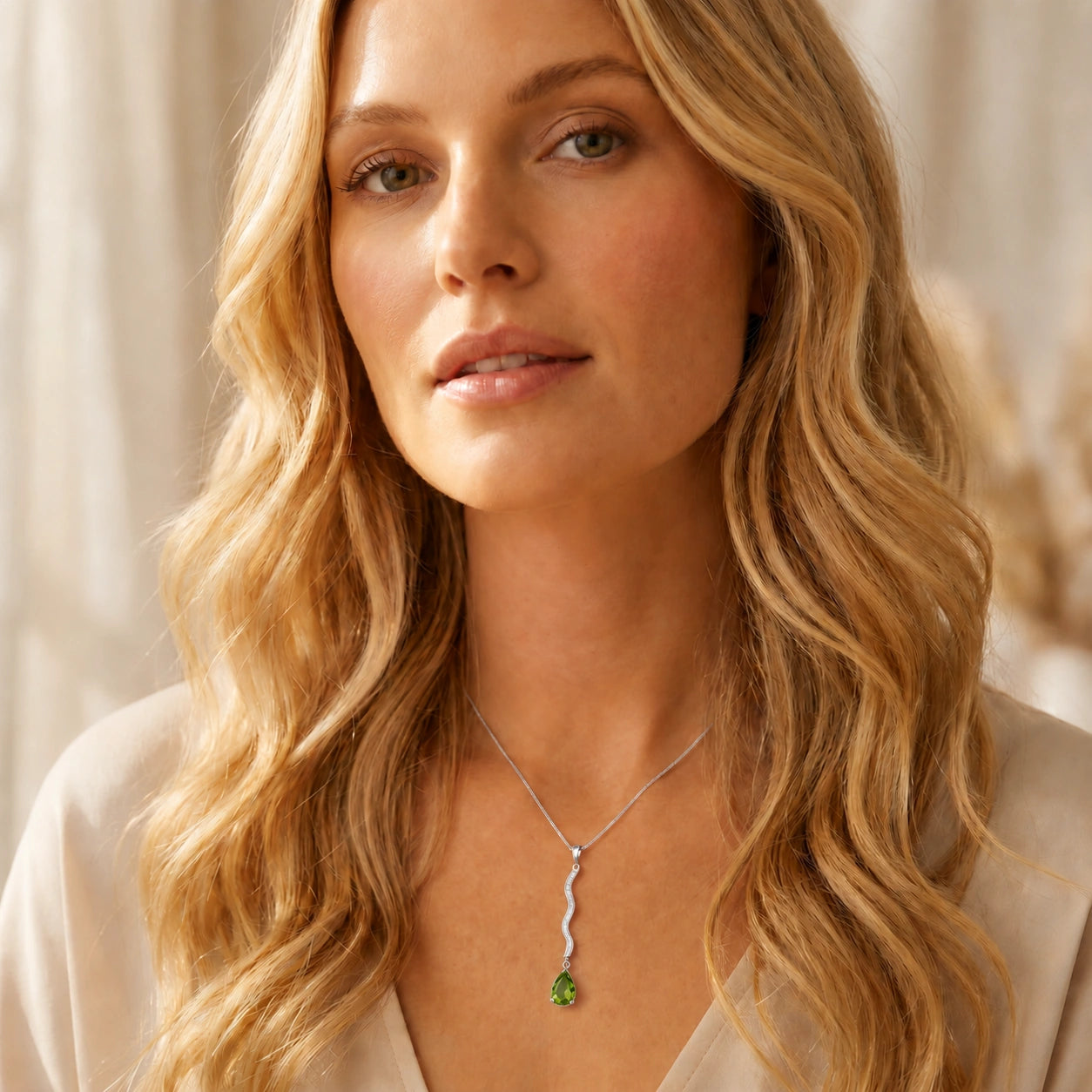 White Gold Heritage Necklace Peridot 10K — Aurora