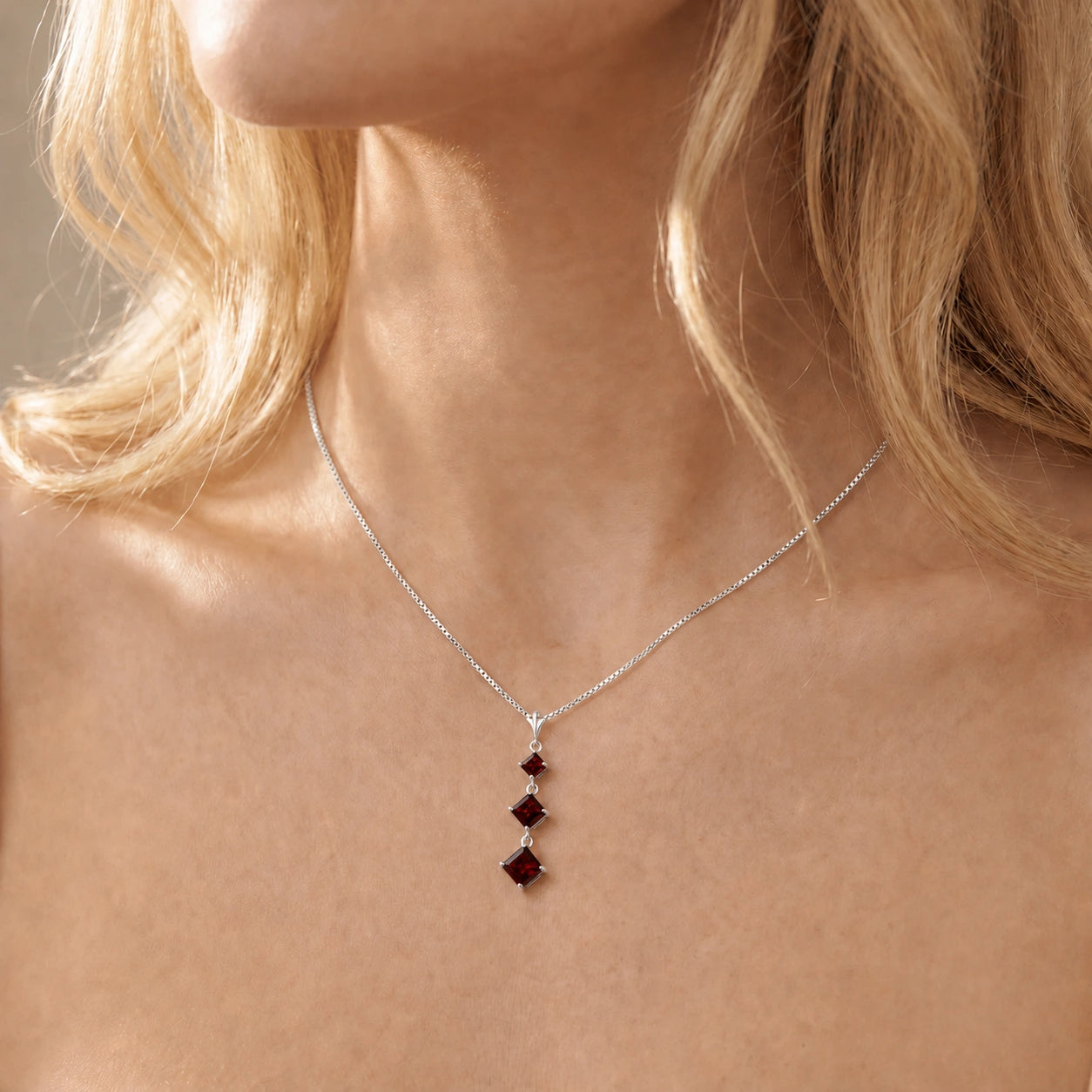 White Gold Garnet — Riccarda