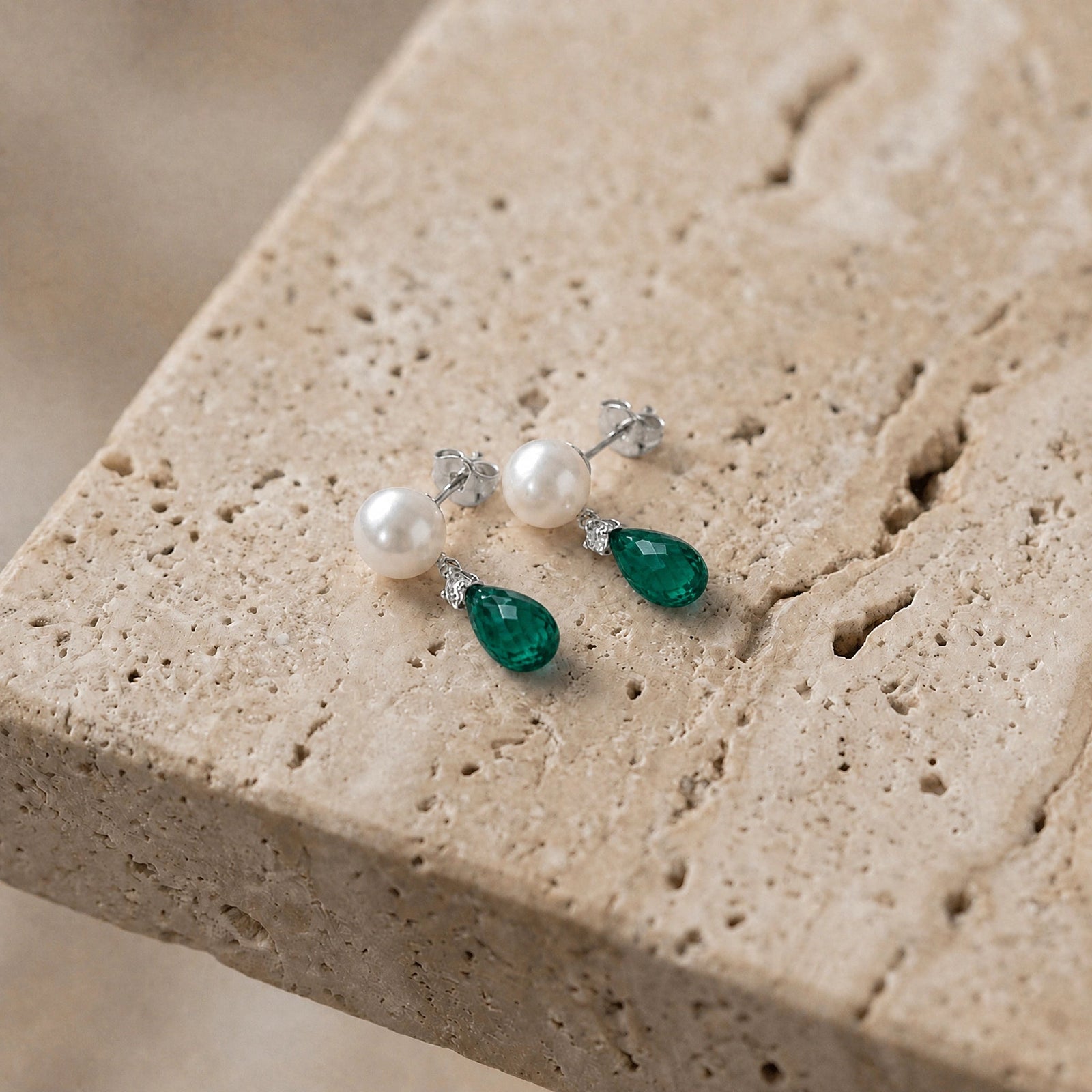White Gold Emerald & Pearl & Diamond — Rosaflora
