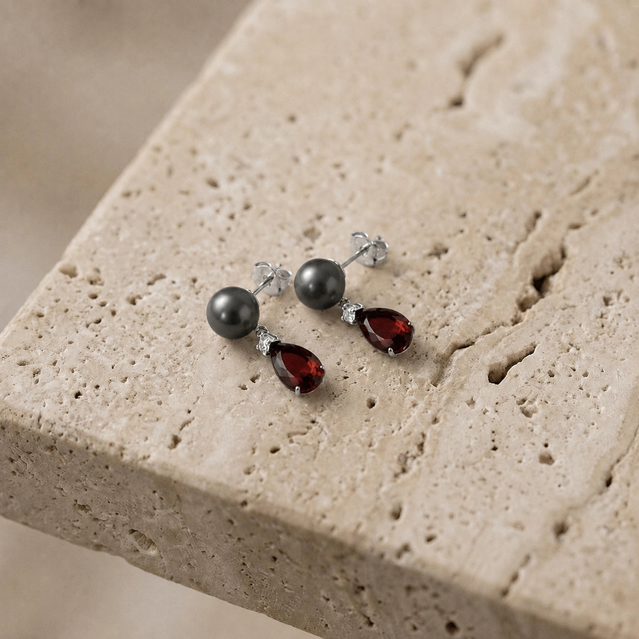 White Gold Garnet & Black Pearl & Diamond — Rosaflora
