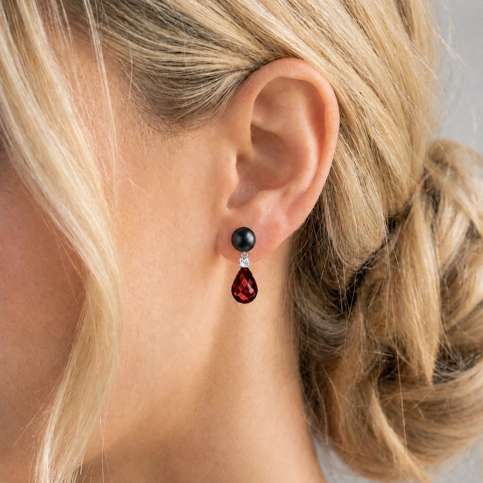 White Gold Garnet & Black Pearl & Diamond — Rosaflora