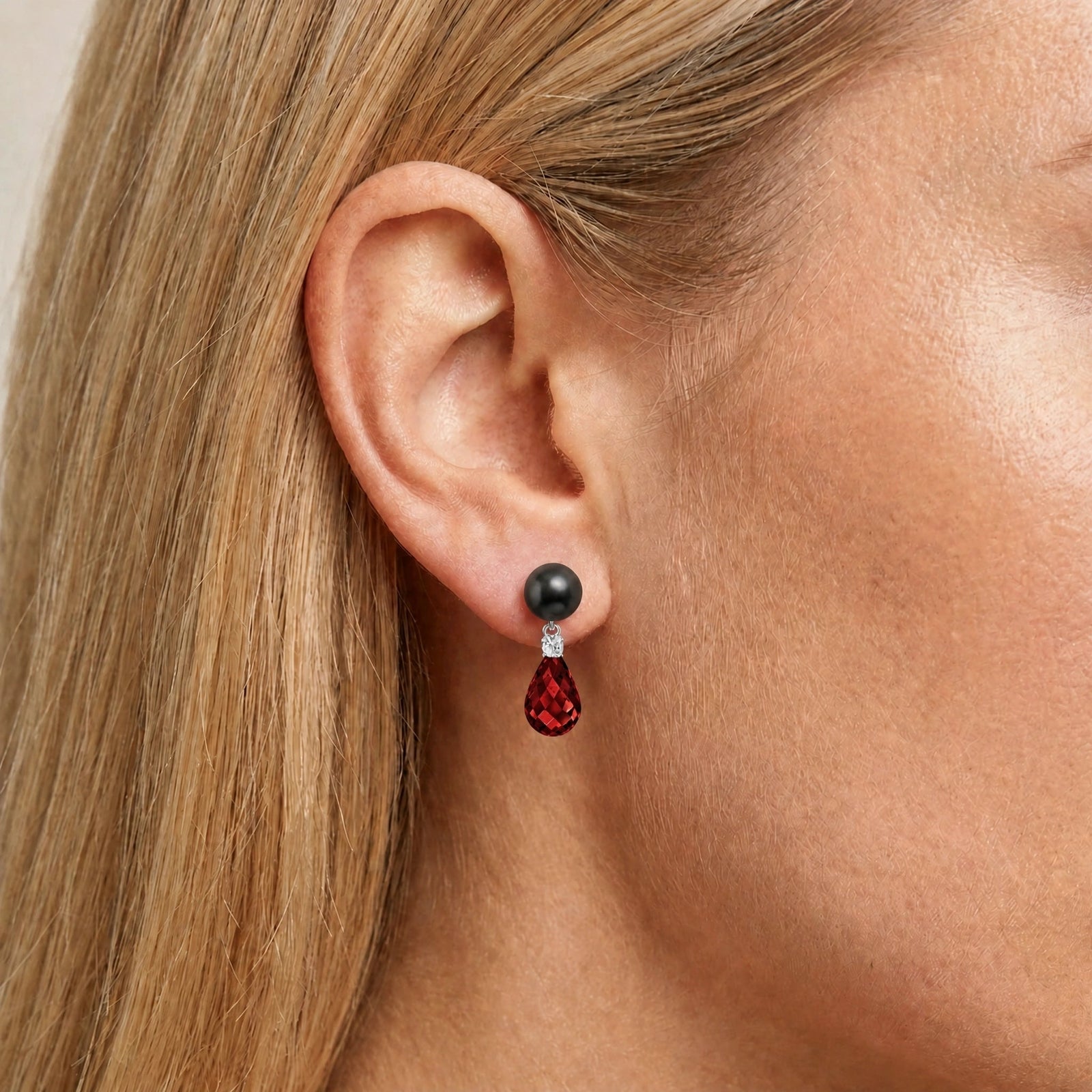 White Gold Garnet & Black Pearl & Diamond — Rosaflora