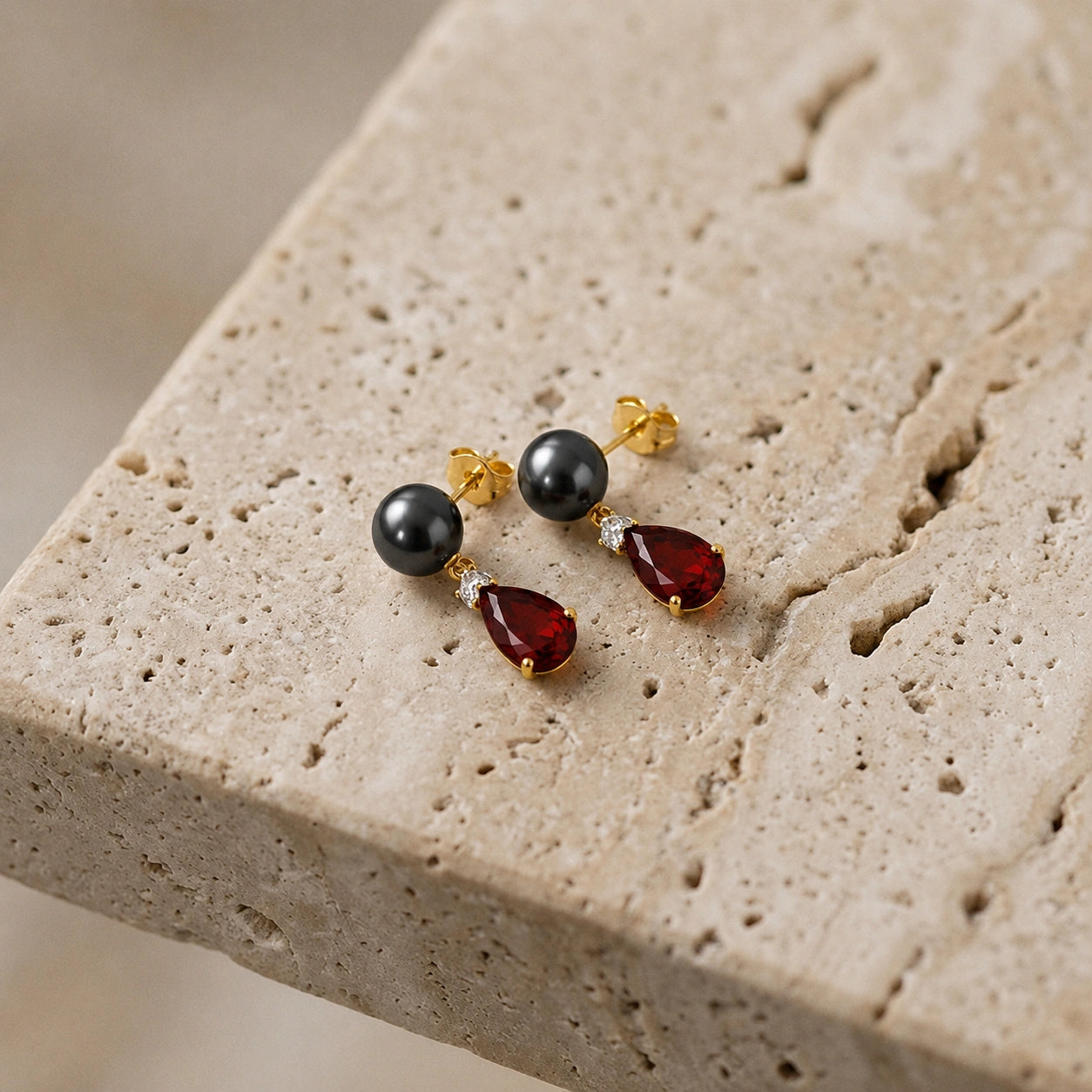Yellow Gold Garnet & Black Pearl & Diamond — Rosaflora