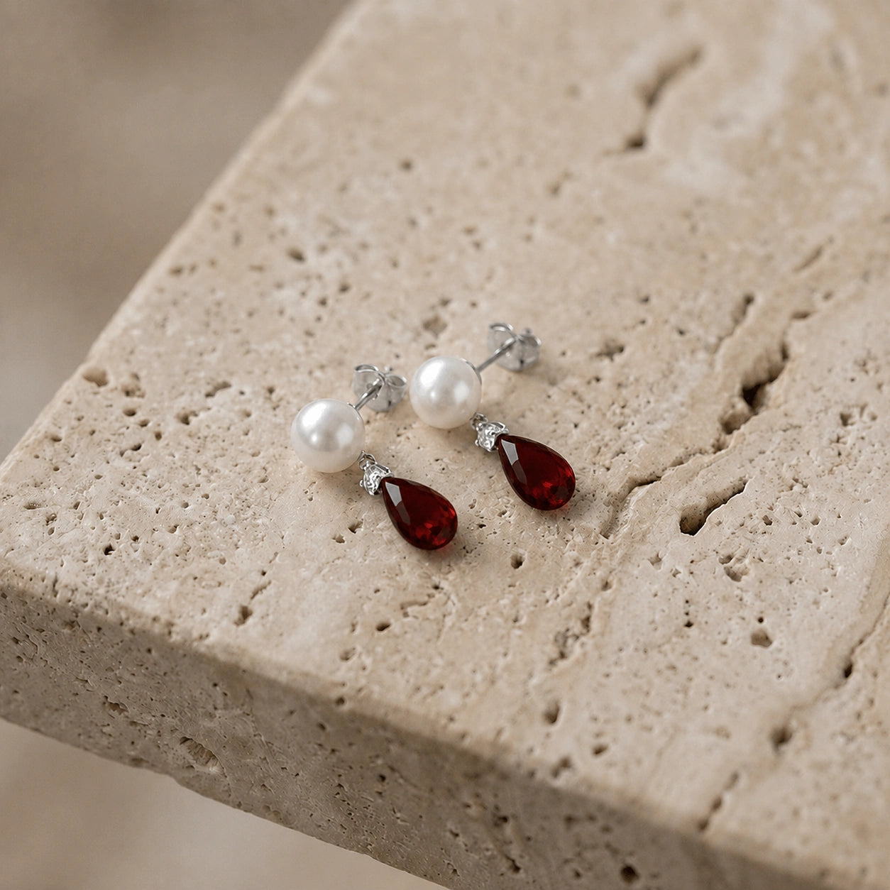 White Gold Garnet & Pearl & Diamond — Rosaflora