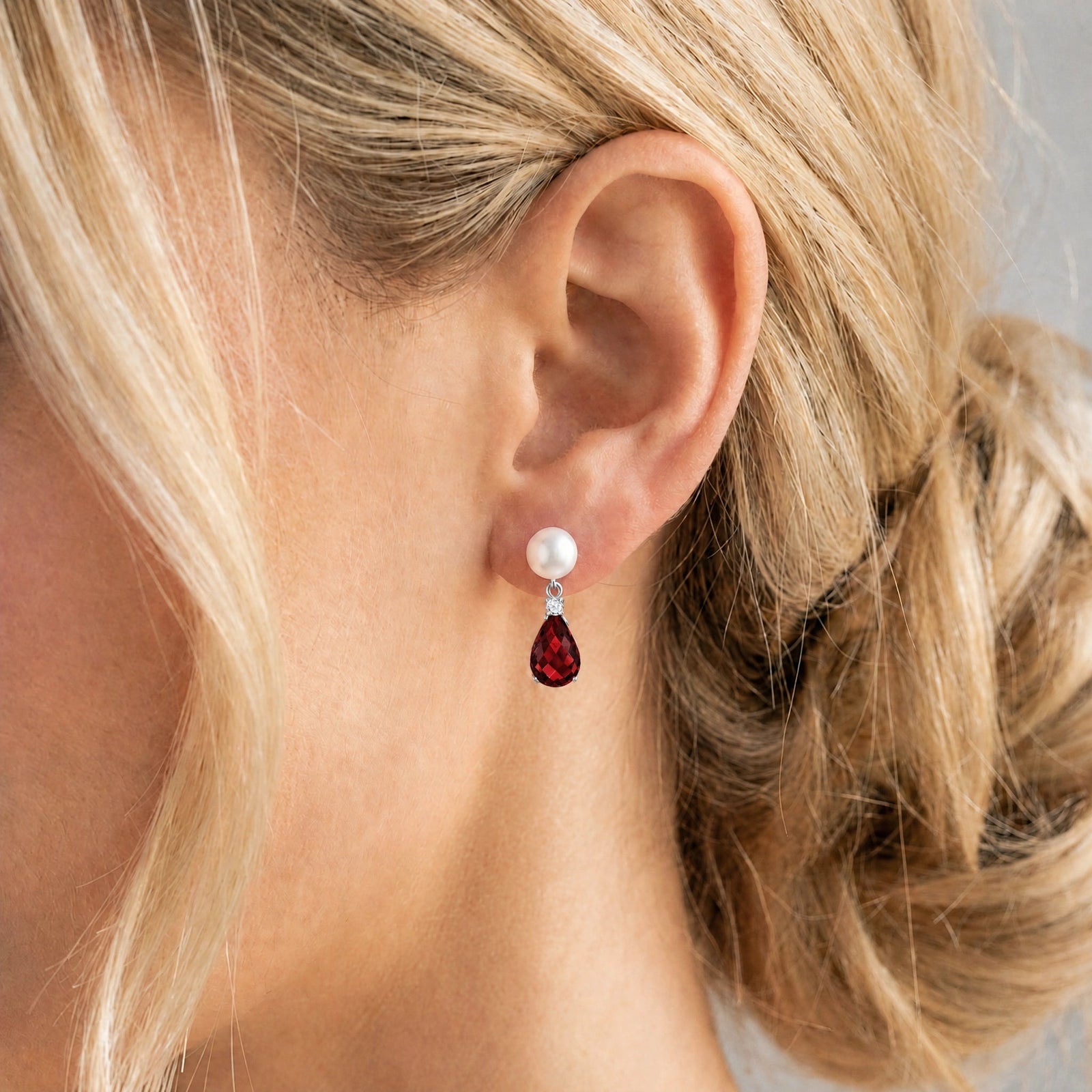 White Gold Garnet & Pearl & Diamond — Rosaflora