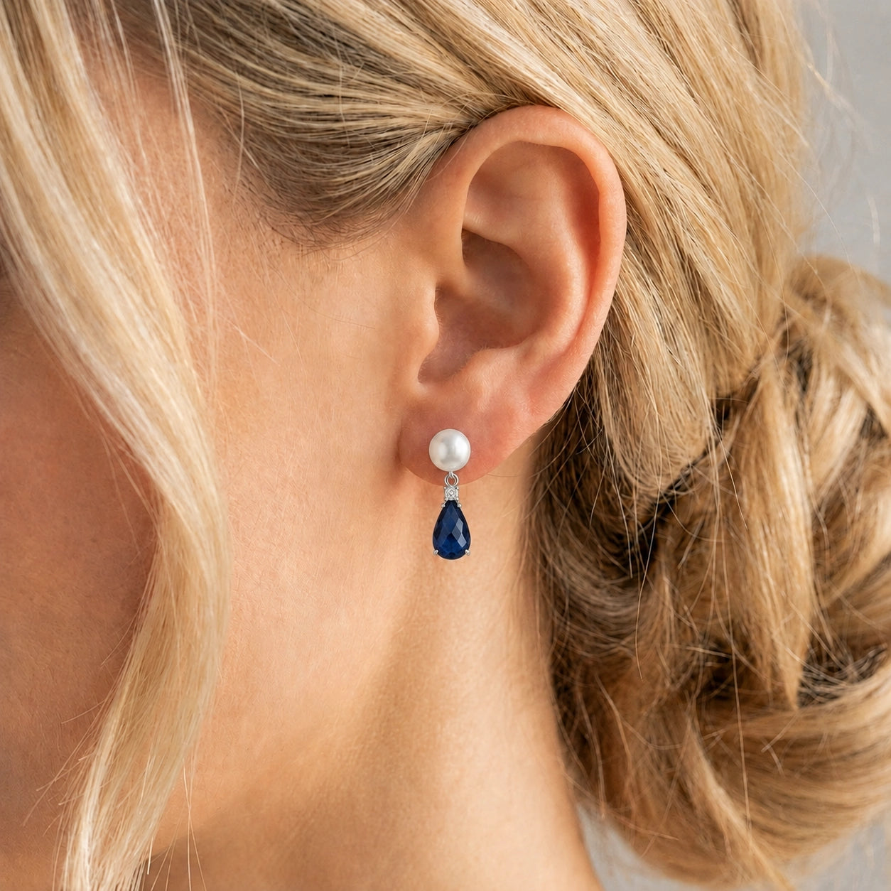White Gold Sapphire & Pearl & Diamond — Rosaflora