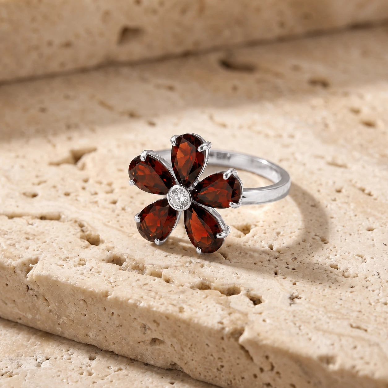 White Gold Ring Garnet 10K — Rosalba
