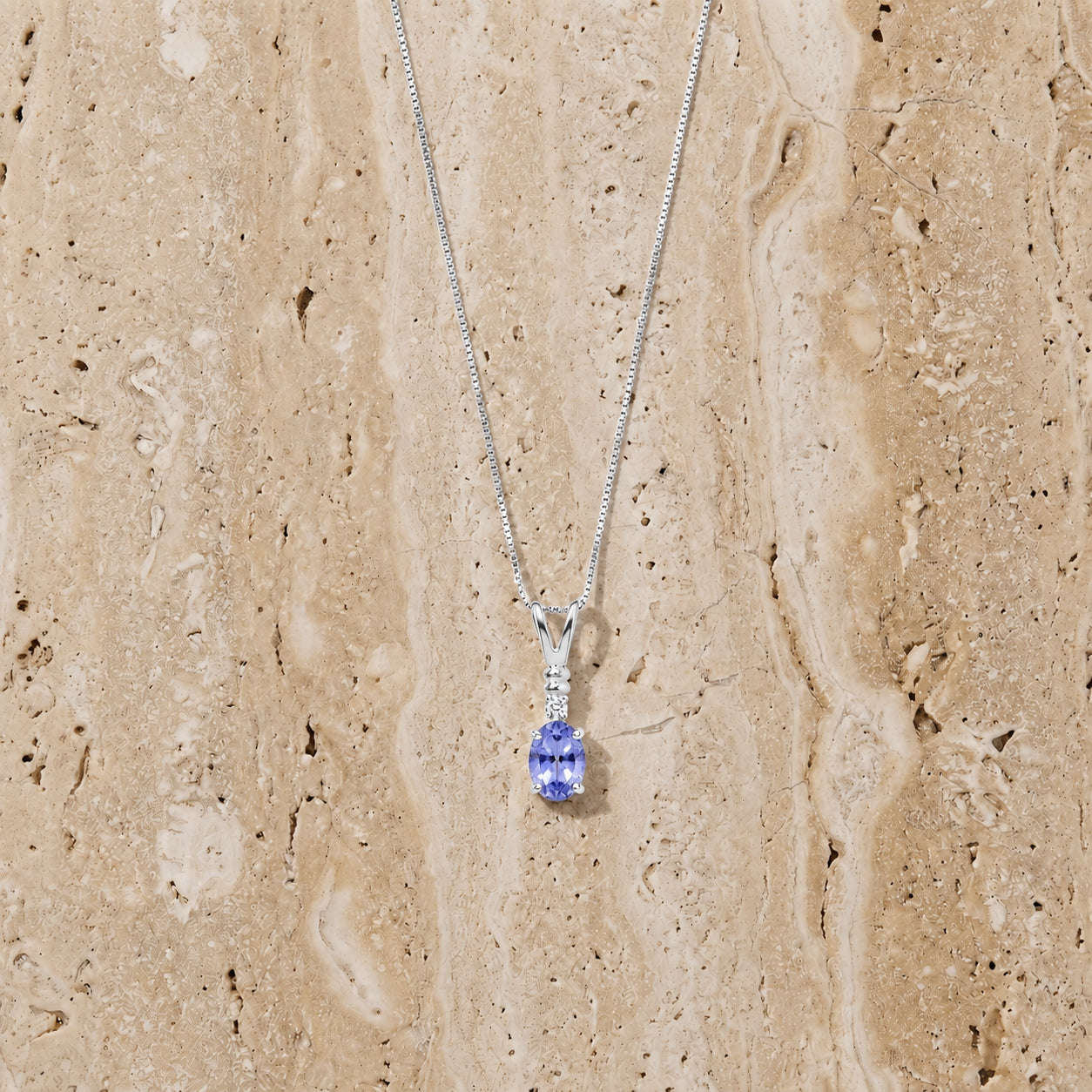 White Gold Heritage Pendant Necklace Emerald 10K — Elsa