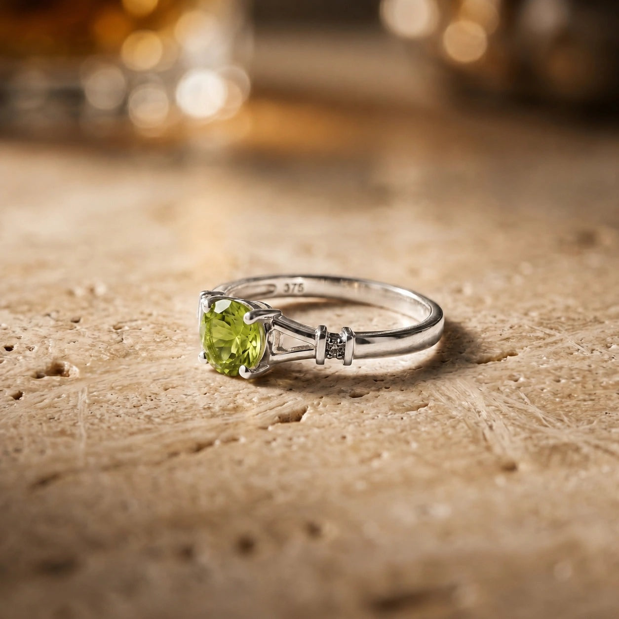 White Gold Signature Ring Peridot 10K — Guendalina