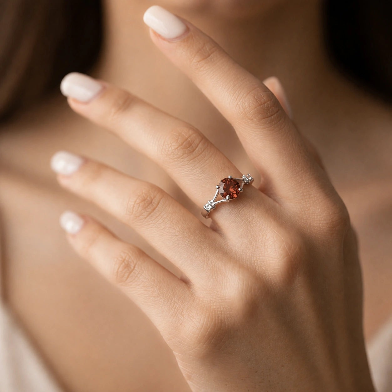 White Gold Signature Ring Garnet 10K — Guendalina