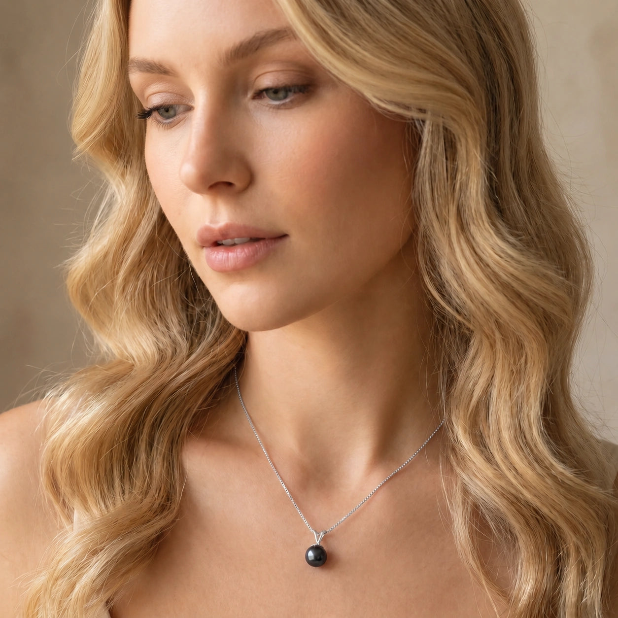White Gold Aura Necklace Pearl 10K — Cassandra