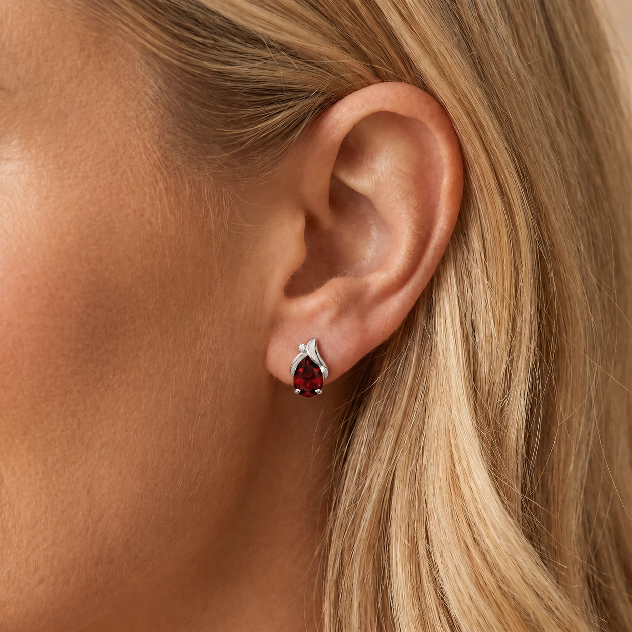 White Gold Garnet & Diamond — Valentia