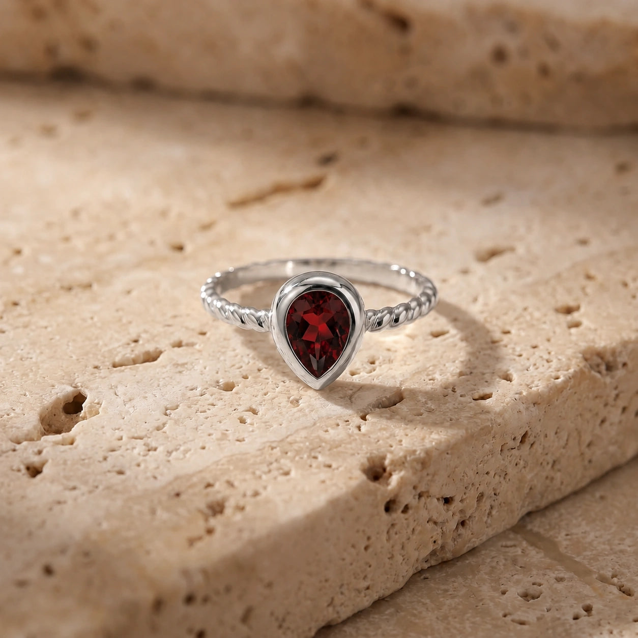 White Gold Bloom Ring Garnet 10K — Colomba