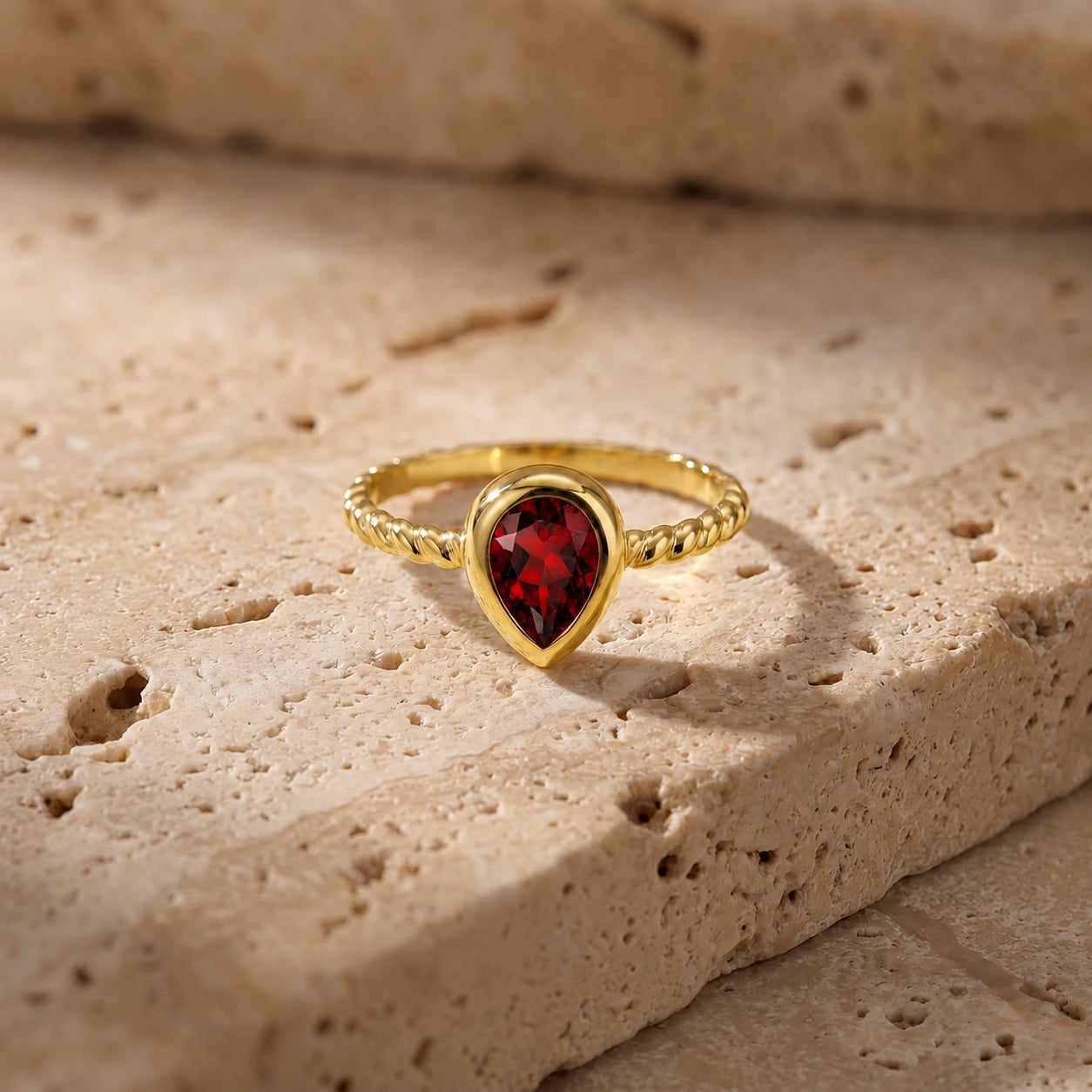 Yellow Gold Bloom Ring Garnet 10K — Colomba