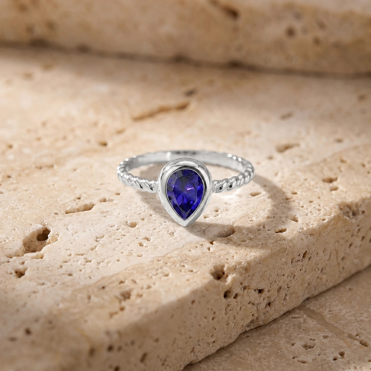 White Gold Bloom Ring Sapphire 10K — Colomba