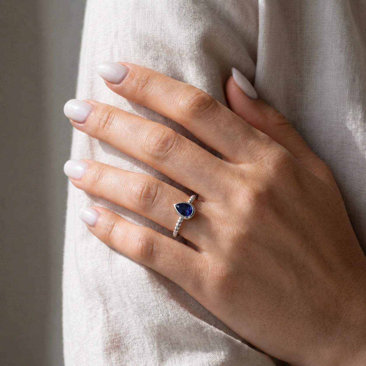 White Gold Bloom Ring Sapphire 10K — Colomba